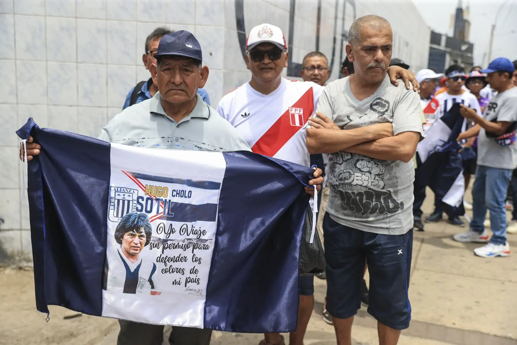 Los restos de Hugo "El Cholo" Sotil, leyenda del fútbol peruano, son velados en el estadio Alejandro Villanueva, donde hinchas y seguidores acuden para darle el último adiós. Foto: ANDINA/Jhonel Rodríguez Robles