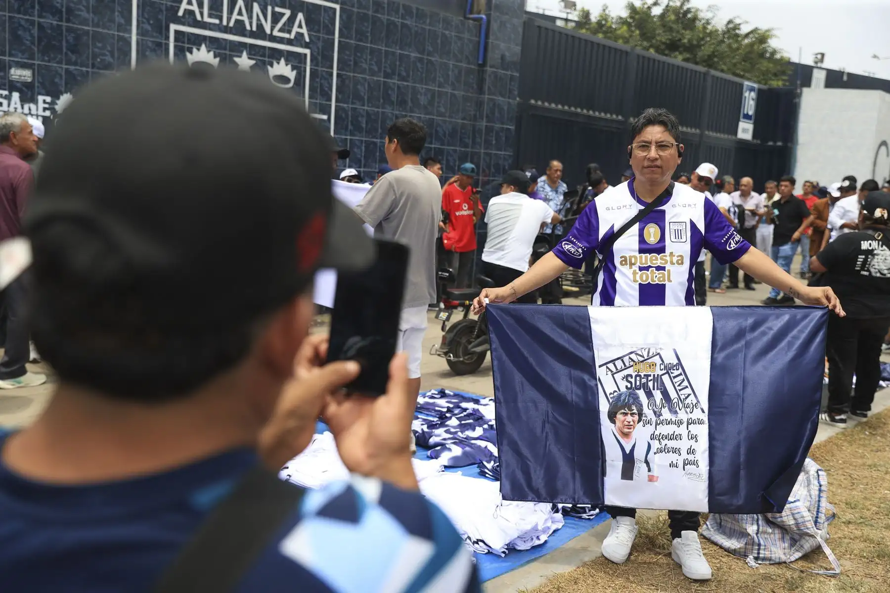 Los restos de Hugo "El Cholo" Sotil, leyenda del fútbol peruano, son velados en el estadio Alejandro Villanueva, donde hinchas y seguidores acuden para darle el último adiós. Foto: ANDINA/Jhonel Rodríguez Robles