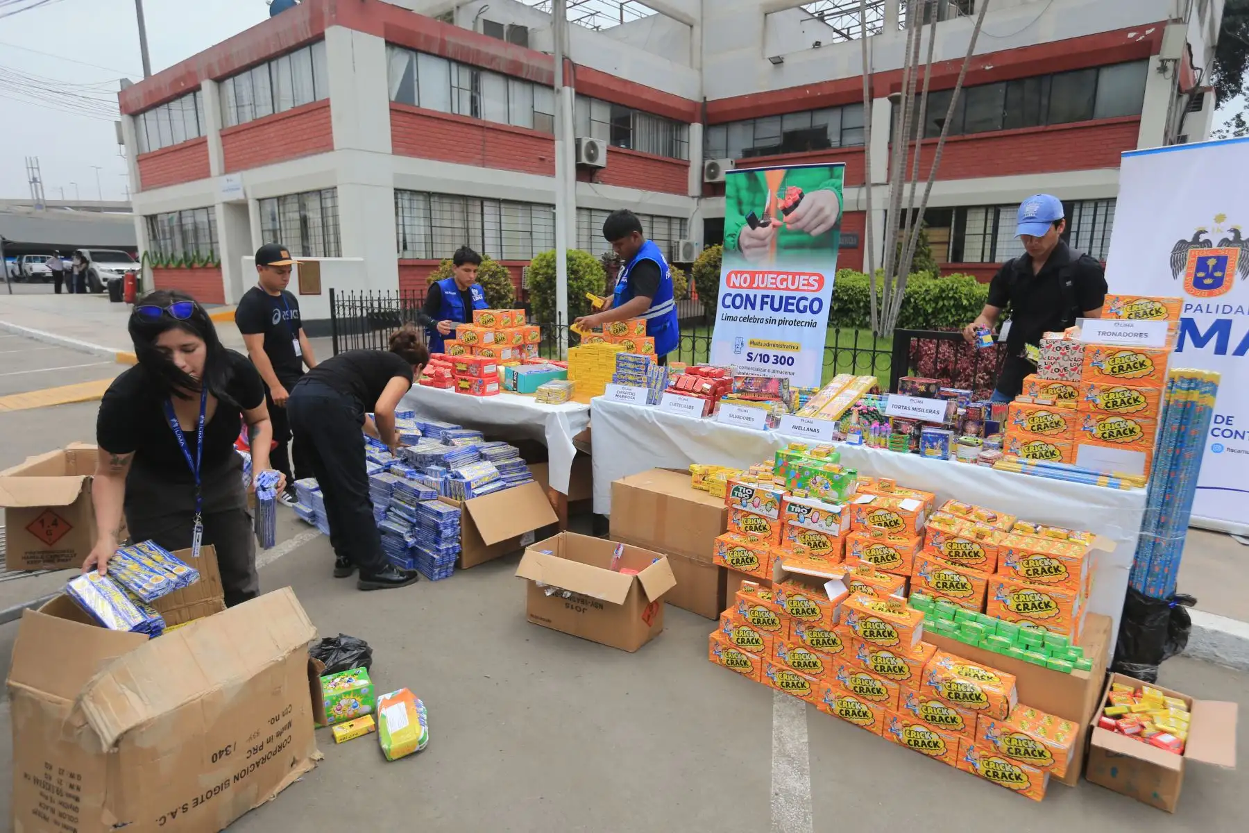 La Municipalidad de Lima a través de la Gerencia de Fiscalización y Control decomisó más de 1 tonelada de pirotécnicos en el Mercado Central y Mesa Redonda, que venían siendo ofertados de manera ilegal, desde misileras, fuentes, bengalas, candelas romanas, cajas de cuetecillos, volcanes, voladores, silbadores, hasta bombitas, bombardas, truenos y otros. Declara: Mariella Falla, gerente de Fiscalización. FOTO:ANDINA/Héctor Vinces
