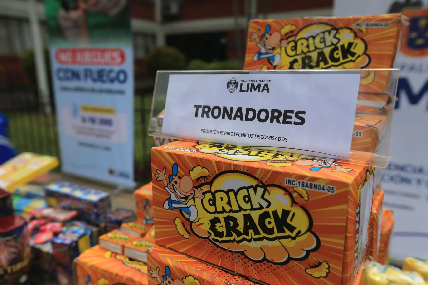 La Municipalidad de Lima a través de la Gerencia de Fiscalización y Control decomisó más de 1 tonelada de pirotécnicos en el Mercado Central y Mesa Redonda, que venían siendo ofertados de manera ilegal, desde misileras, fuentes, bengalas, candelas romanas, cajas de cuetecillos, volcanes, voladores, silbadores, hasta bombitas, bombardas, truenos y otros. Declara: Mariella Falla, gerente de Fiscalización. FOTO:ANDINA/Héctor Vinces