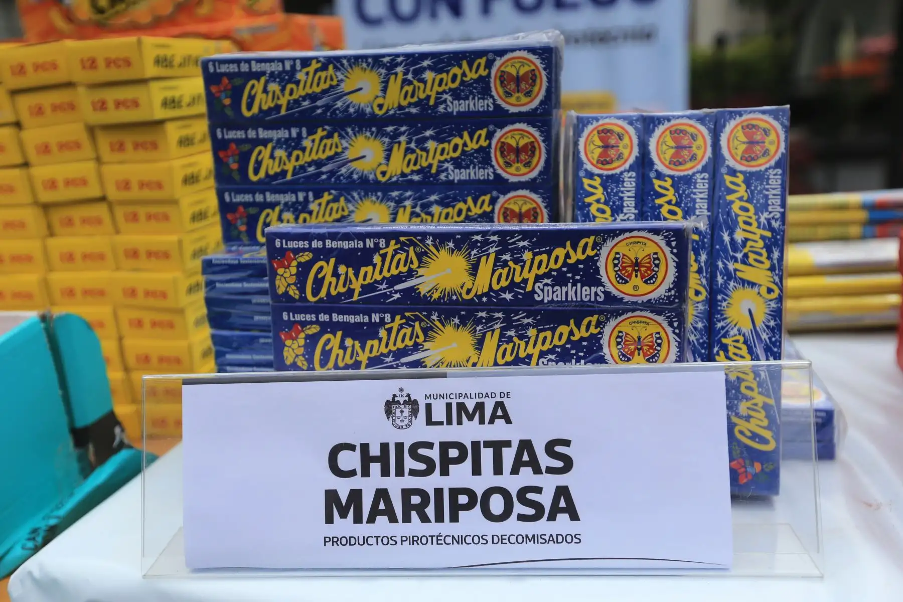 La Municipalidad de Lima a través de la Gerencia de Fiscalización y Control decomisó más de 1 tonelada de pirotécnicos en el Mercado Central y Mesa Redonda, que venían siendo ofertados de manera ilegal, desde misileras, fuentes, bengalas, candelas romanas, cajas de cuetecillos, volcanes, voladores, silbadores, hasta bombitas, bombardas, truenos y otros. Declara: Mariella Falla, gerente de Fiscalización. FOTO:ANDINA/Héctor Vinces