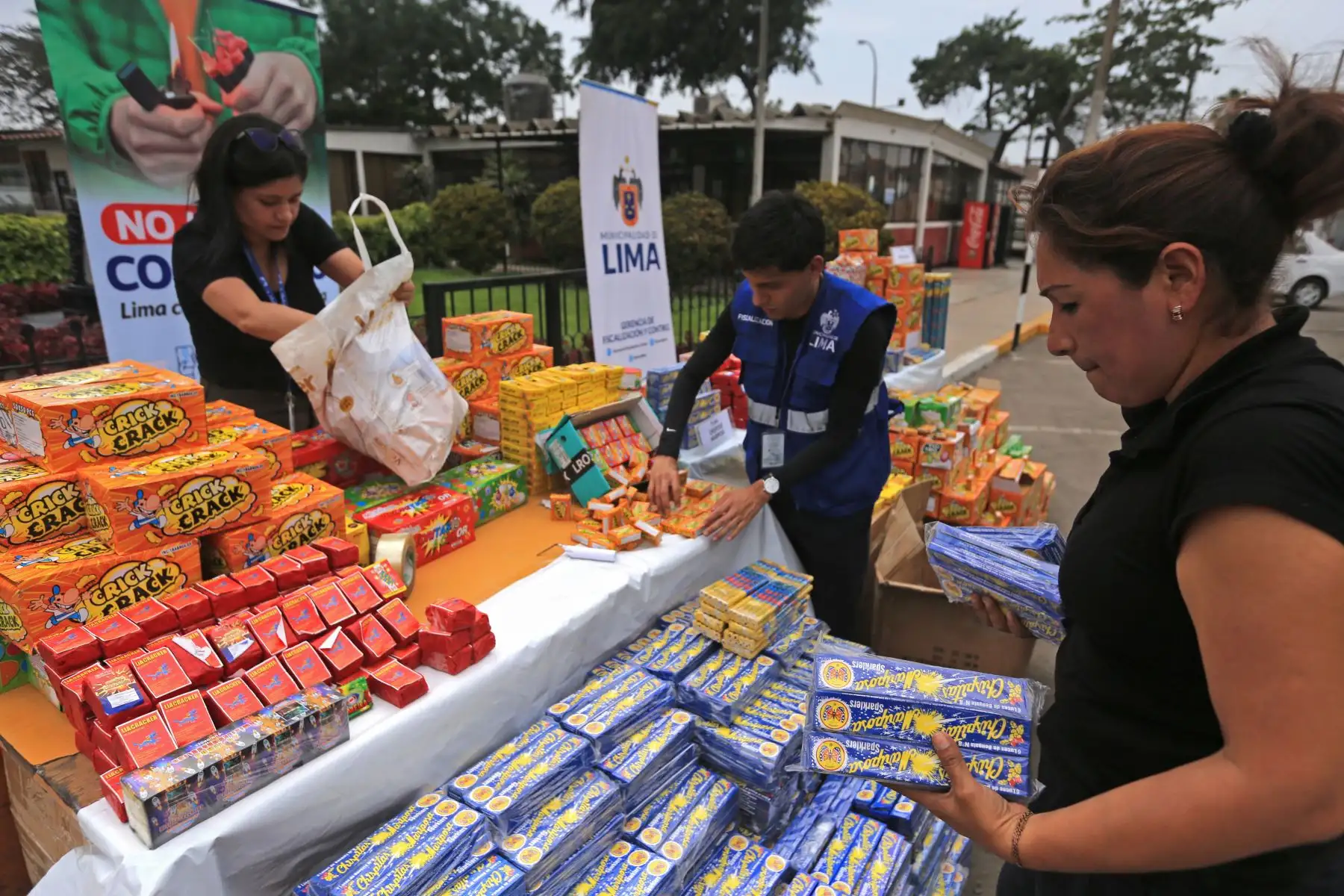 La Municipalidad de Lima a través de la Gerencia de Fiscalización y Control decomisó más de 1 tonelada de pirotécnicos en el Mercado Central y Mesa Redonda, que venían siendo ofertados de manera ilegal, desde misileras, fuentes, bengalas, candelas romanas, cajas de cuetecillos, volcanes, voladores, silbadores, hasta bombitas, bombardas, truenos y otros. Declara: Mariella Falla, gerente de Fiscalización. FOTO:ANDINA/Héctor Vinces
