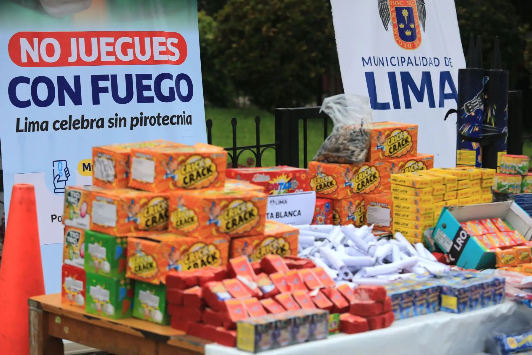 La Municipalidad de Lima a través de la Gerencia de Fiscalización y Control decomisó más de 1 tonelada de pirotécnicos en el Mercado Central y Mesa Redonda, que venían siendo ofertados de manera ilegal, desde misileras, fuentes, bengalas, candelas romanas, cajas de cuetecillos, volcanes, voladores, silbadores, hasta bombitas, bombardas, truenos y otros. Declara: Mariella Falla, gerente de Fiscalización. FOTO:ANDINA/Héctor Vinces
