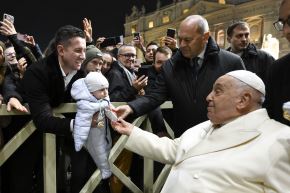 El papa Francisco saluda a los fieles en su visita al belén de la plaza de San Pedro del Vaticano. Foto: EFE.