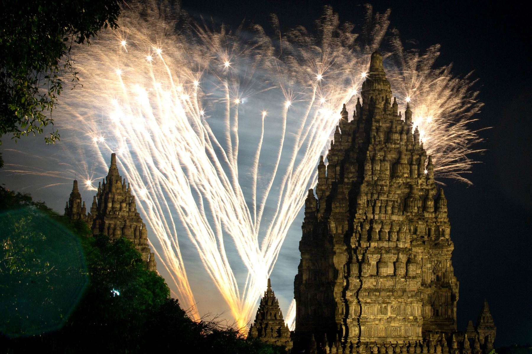 Los fuegos artificiales se encienden sobre el templo de Prambanan, un complejo de templos hindúes del siglo IX y Patrimonio de la Humanidad por la UNESCO, en Yogyakarta.
Foto: AFP