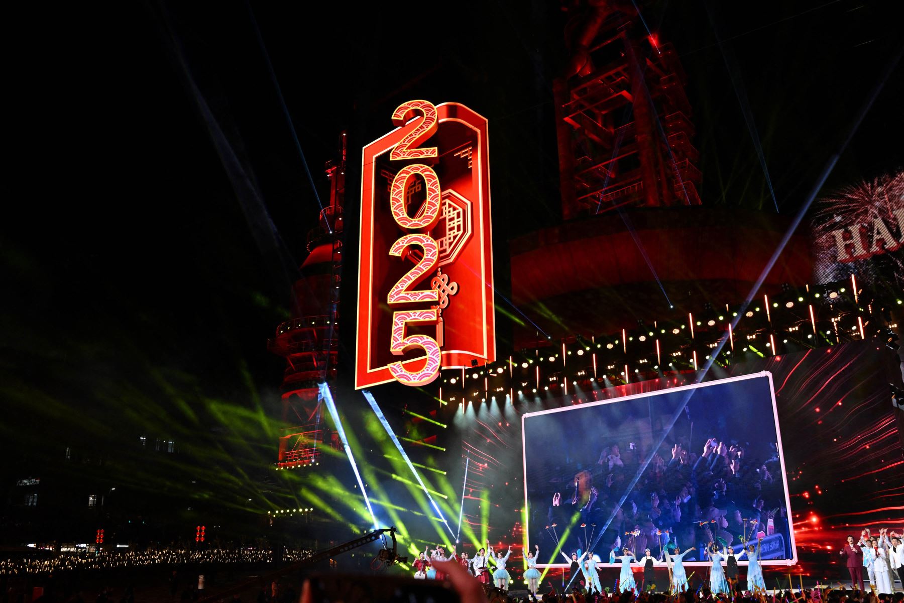 Los bailarines actúan durante las celebraciones de la cuenta regresiva del Año Nuevo en Beijing el 1 de enero de 2025.
Foto: AFP