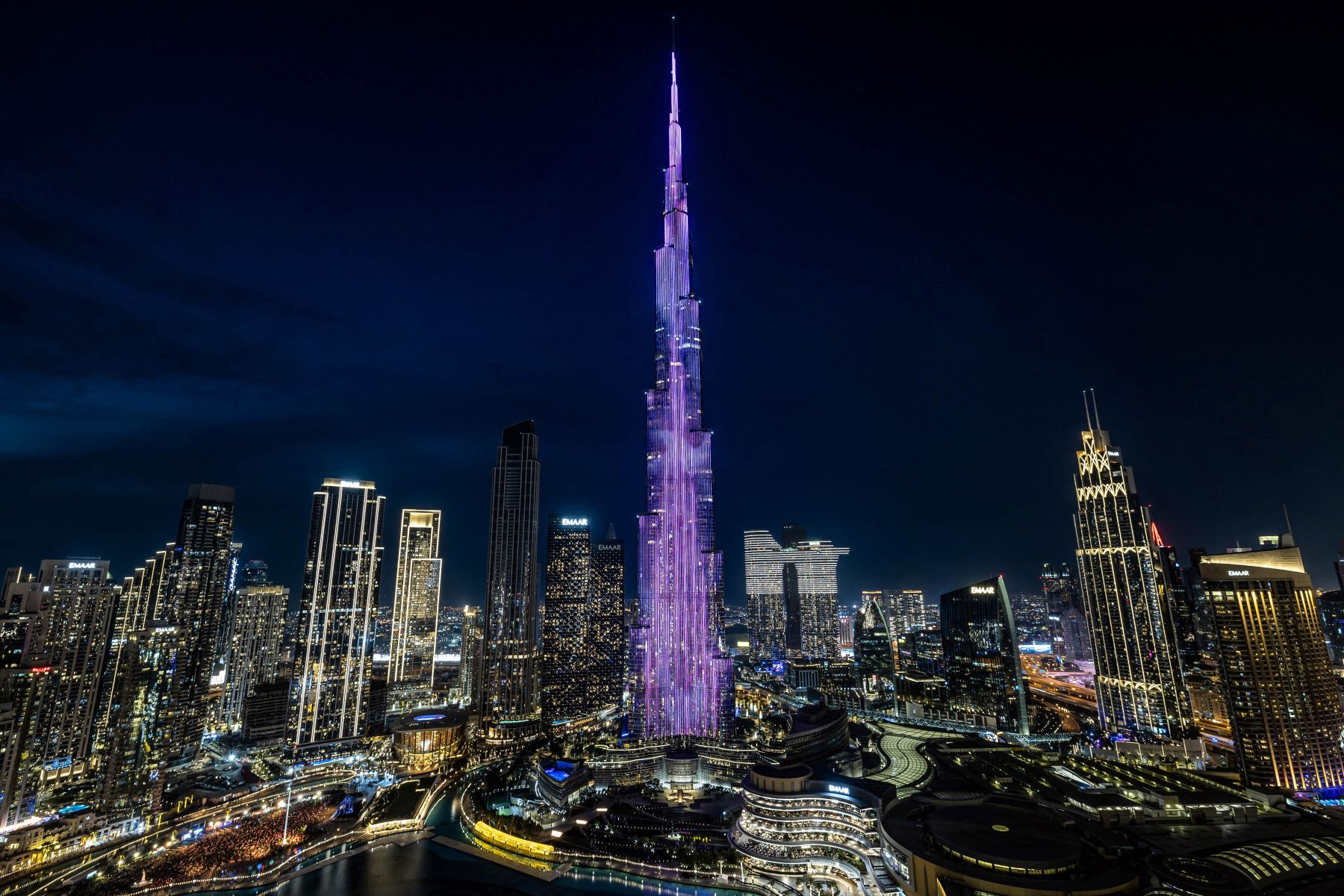 El horizonte de Dubái, incluido el Burj Khalifa , el edificio más alto del mundo, aparece al anochecer el 31 de diciembre de 2024.
Foto: AFP