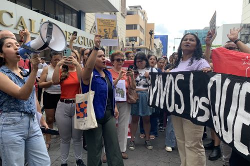 Familiares de los cuatro menores desaparecidos sostienen carteles durante un plantón en los exteriores de la Fiscalía de Guayaquil. Foto: EFE