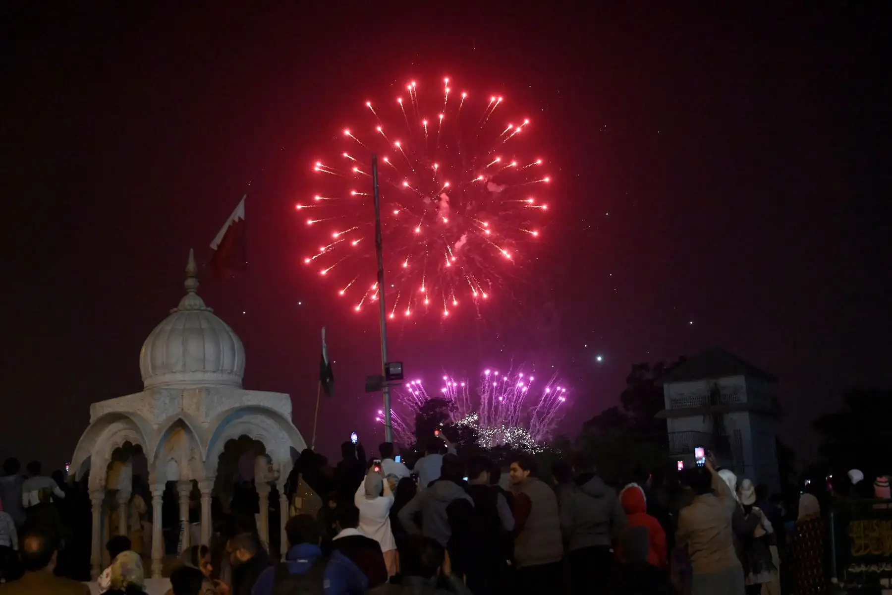 La gente observa los fuegos artificiales durante las celebraciones del Año Nuevo en Karachi el 1 de enero de 2025.
Foto: AFP