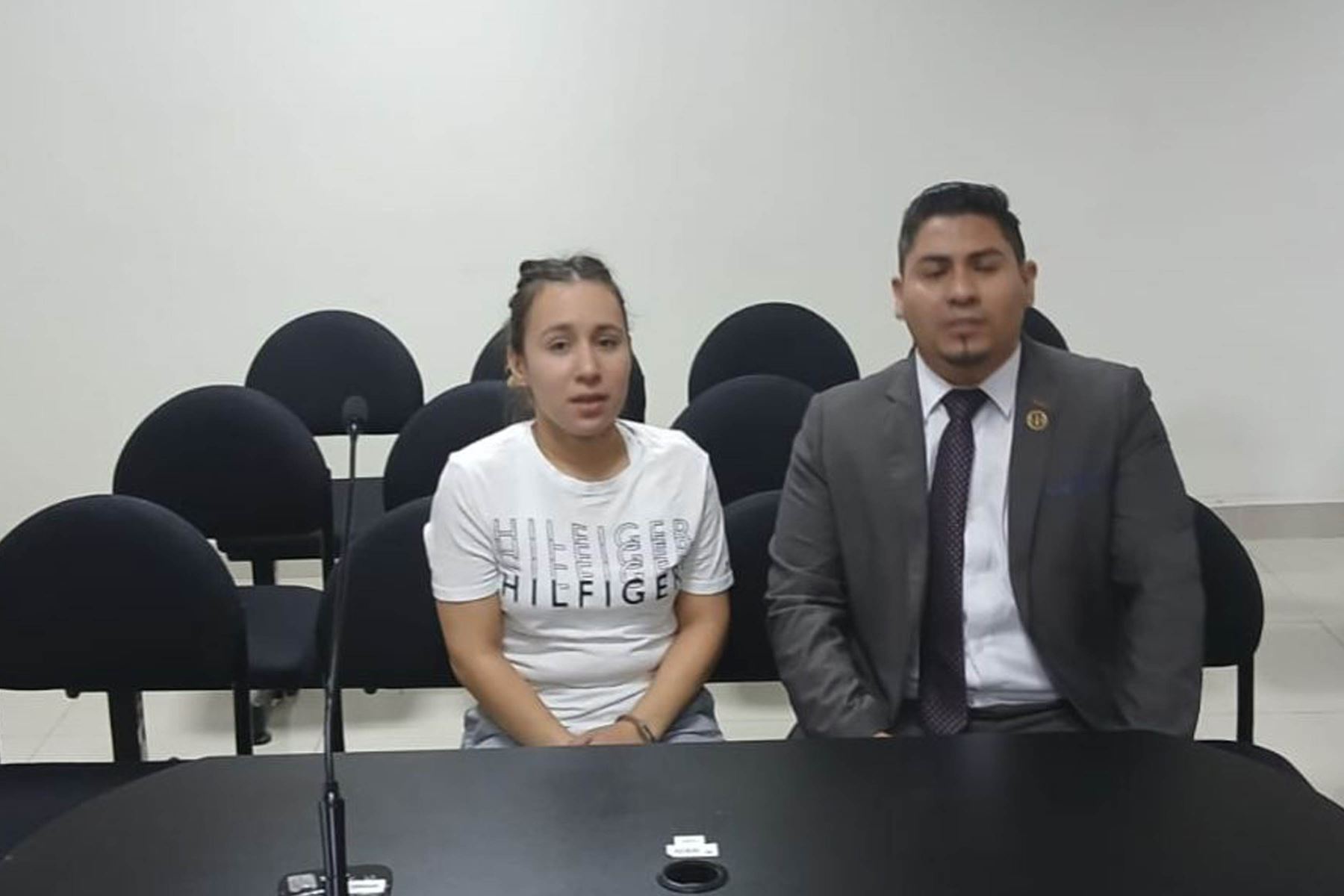 La ciudadana venezolana Wanda del Valle Bermúdez, quien fue extraditada desde Colombia, llegó esta madrugada a Perú para cumplir los 18 meses de prisión preventiva impuesta por el Poder Judicial peruano y afrontar el proceso en su contra por la presunta comisión de los delitos de conspiración y ofrecimiento de sicariato.
Foto: Poder Judicial