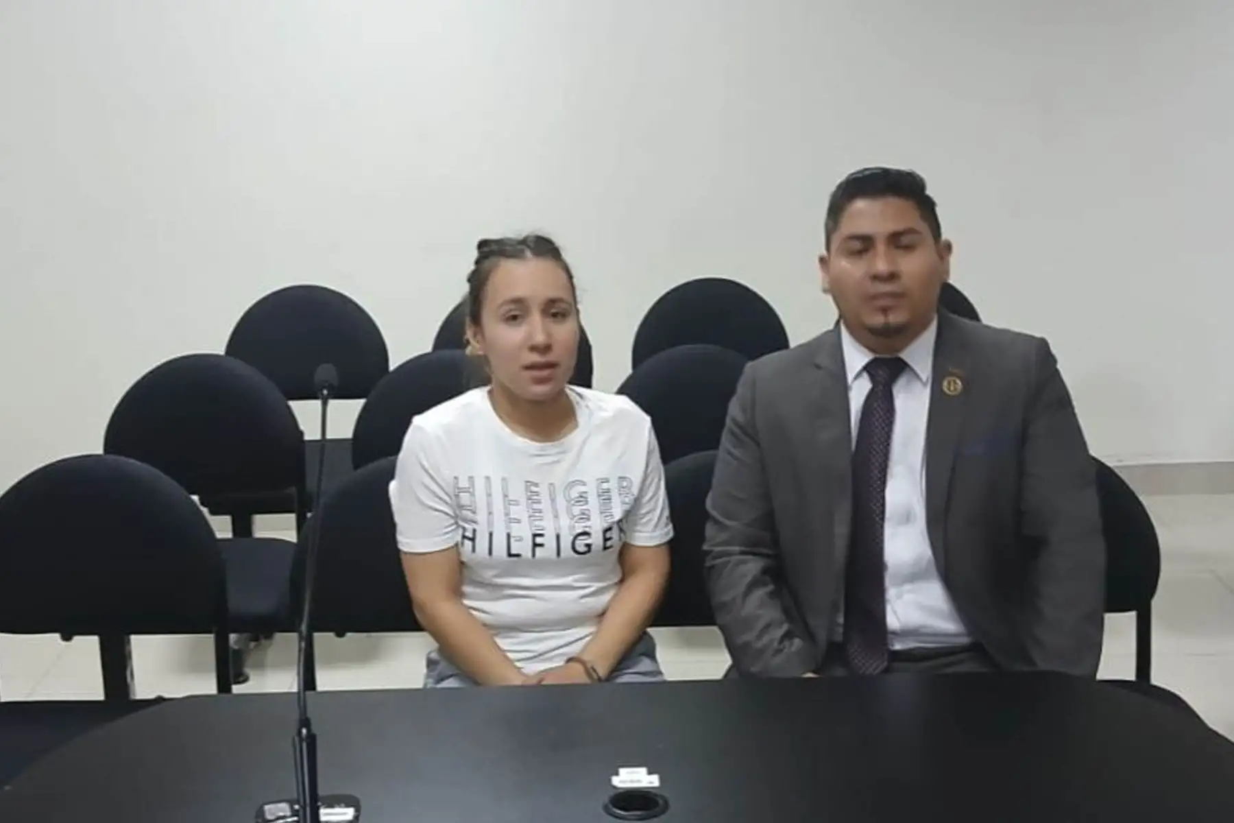 La ciudadana venezolana Wanda del Valle Bermúdez, quien fue extraditada desde Colombia, llegó esta madrugada a Perú para cumplir los 18 meses de prisión preventiva impuesta por el Poder Judicial peruano y afrontar el proceso en su contra por la presunta comisión de los delitos de conspiración y ofrecimiento de sicariato.
Foto: Poder Judicial