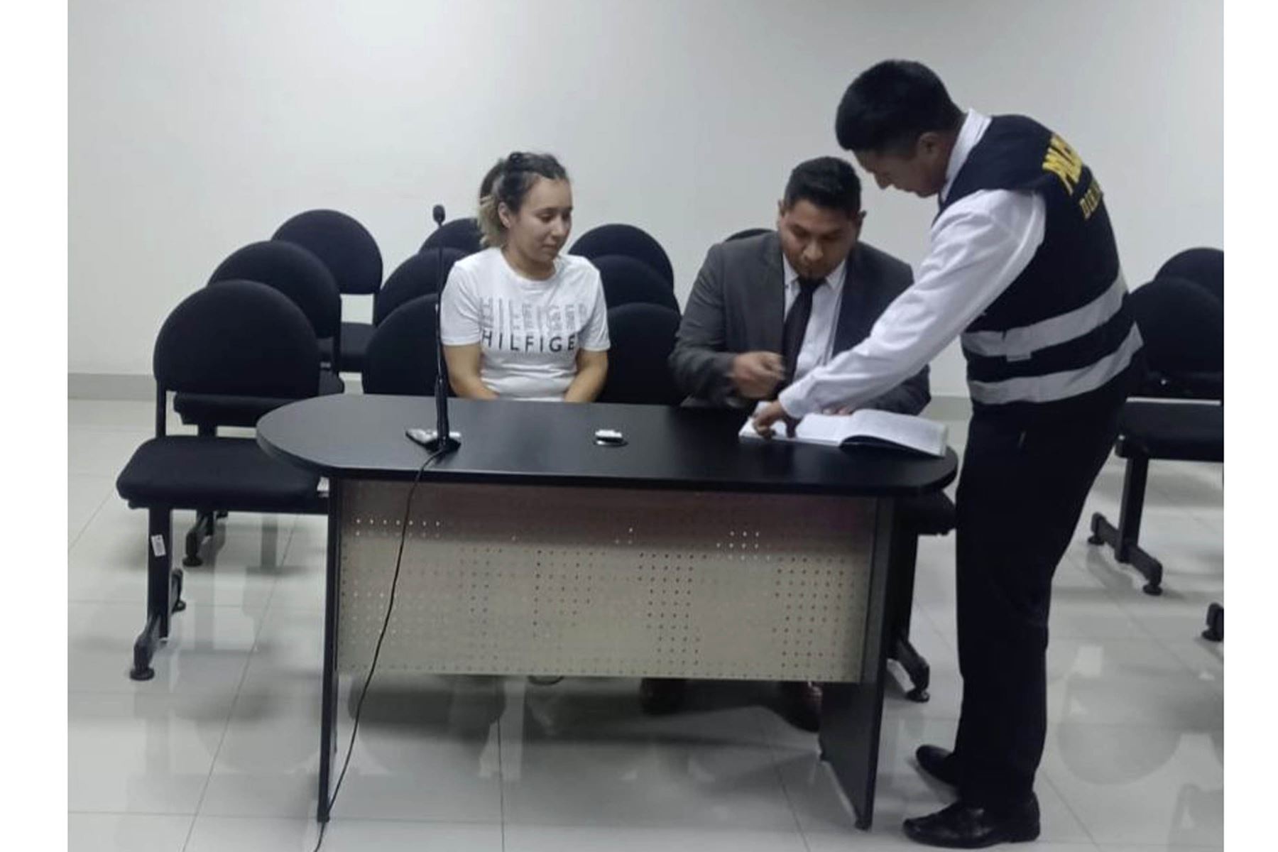 La ciudadana venezolana Wanda del Valle Bermúdez, quien fue extraditada desde Colombia, llegó esta madrugada a Perú para cumplir los 18 meses de prisión preventiva impuesta por el Poder Judicial peruano y afrontar el proceso en su contra por la presunta comisión de los delitos de conspiración y ofrecimiento de sicariato.
Foto: Poder Judicial