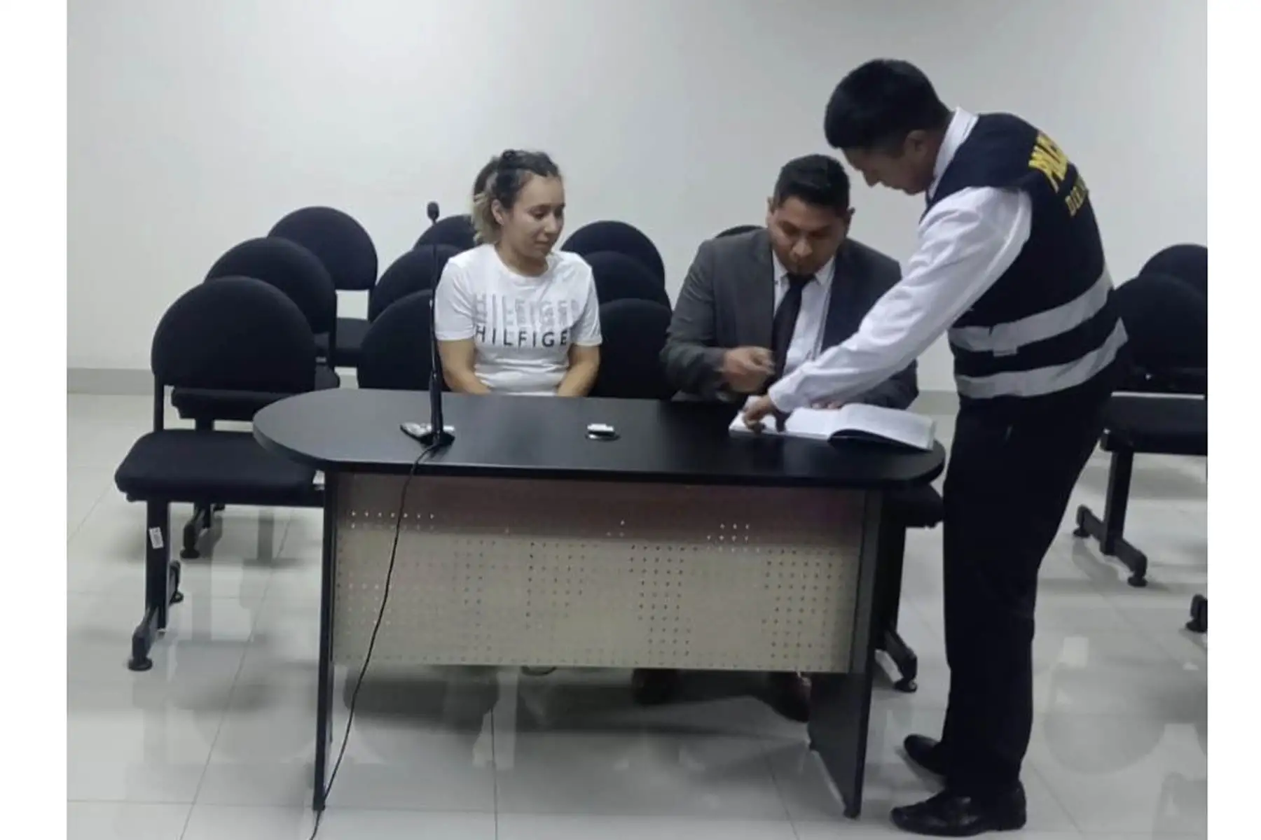 La ciudadana venezolana Wanda del Valle Bermúdez, quien fue extraditada desde Colombia, llegó esta madrugada a Perú para cumplir los 18 meses de prisión preventiva impuesta por el Poder Judicial peruano y afrontar el proceso en su contra por la presunta comisión de los delitos de conspiración y ofrecimiento de sicariato.
Foto: Poder Judicial