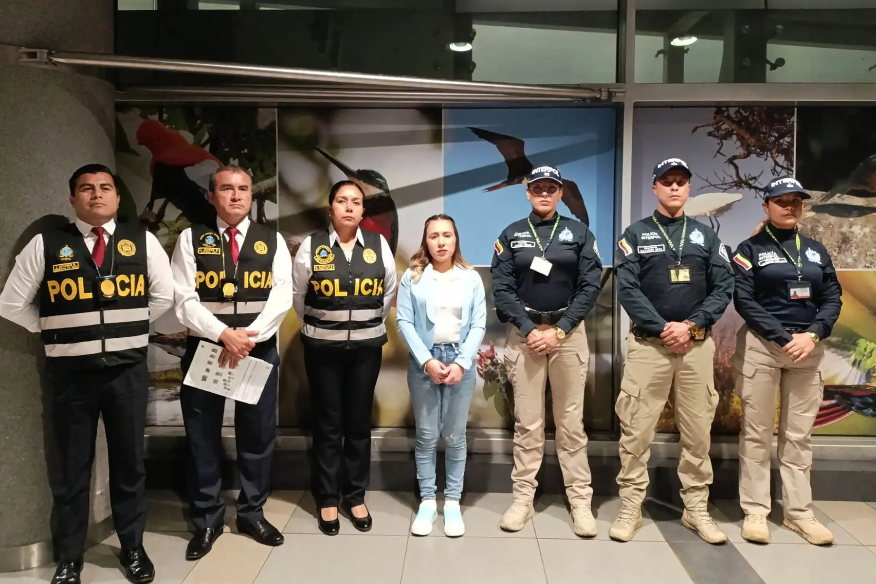 La ciudadana venezolana Wanda del Valle Bermúdez, quien fue extraditada desde Colombia, llegó esta madrugada a Perú para cumplir los 18 meses de prisión preventiva impuesta por el Poder Judicial peruano y afrontar el proceso en su contra por la presunta comisión de los delitos de conspiración y ofrecimiento de sicariato.
Foto: Poder Judicial