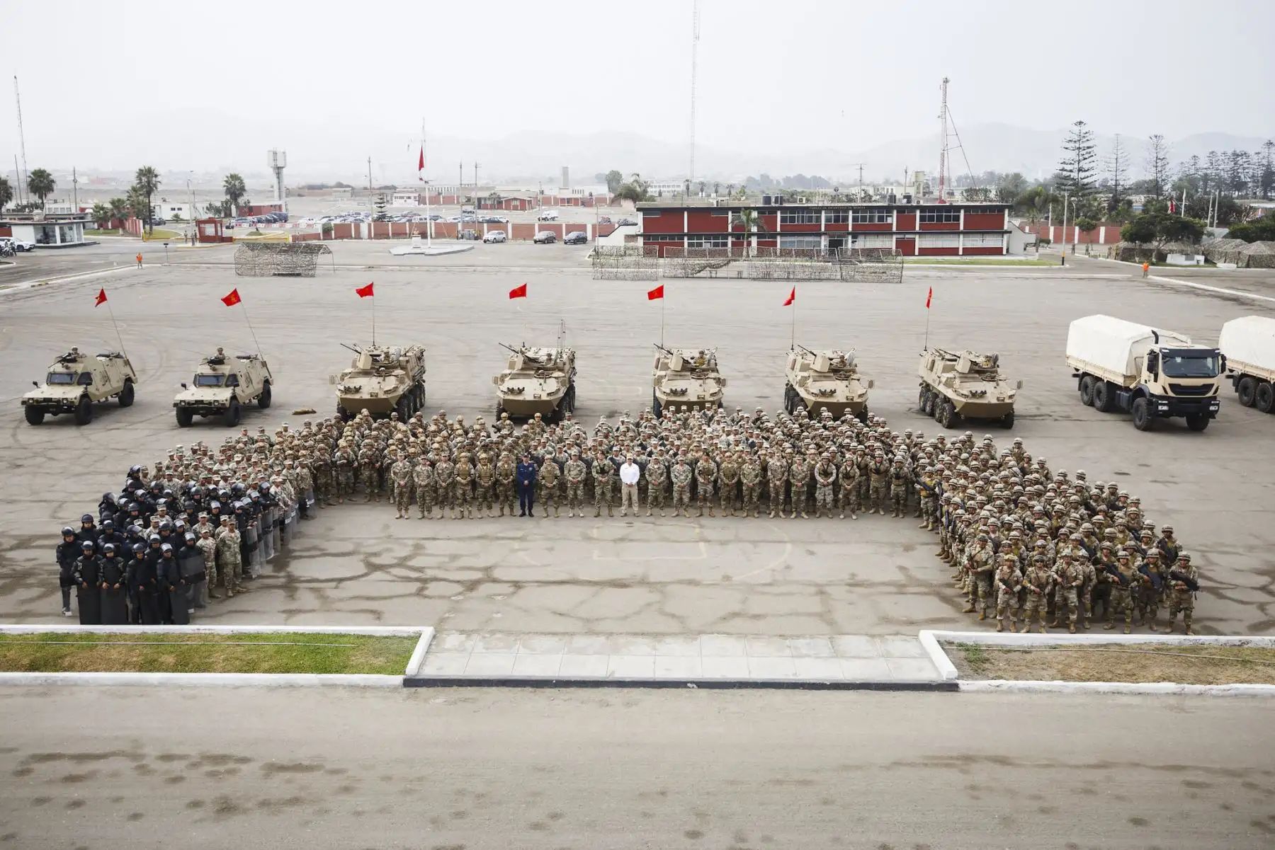 A pocas horas de la llegada del Año Nuevo, el Ministro de Defensa, Walter Astudillo Chávez, visitó las instalaciones de la Base de Infantería de Marina, en Ancón, para saludar al personal militar que contribuye a reforzar la seguridad ciudadana en apoyo a la Policía Nacional del Perú, en el marco del Estado de Emergencia.
Foto: Mindef
