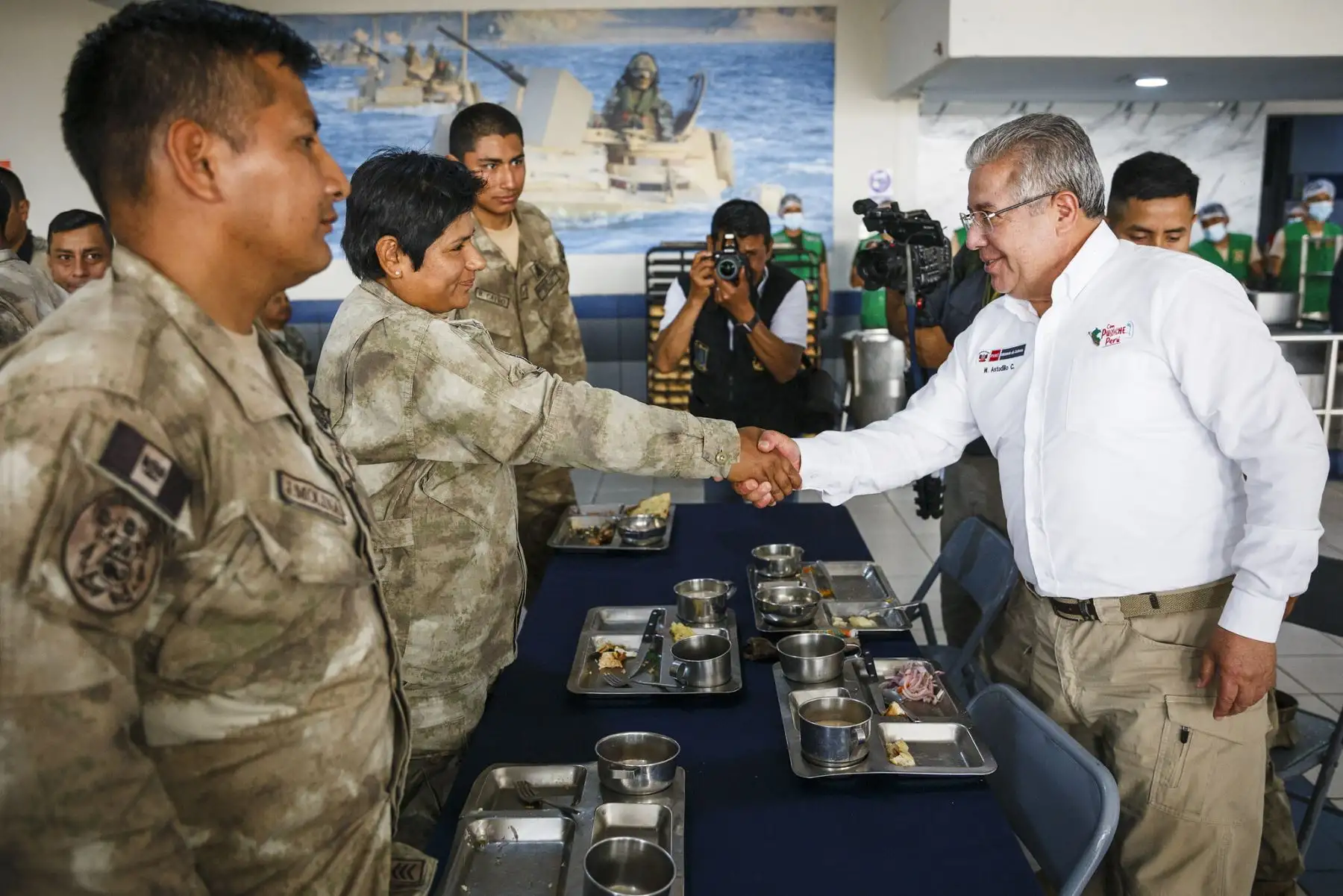 A pocas horas de la llegada del Año Nuevo, el Ministro de Defensa, Walter Astudillo Chávez, visitó las instalaciones de la Base de Infantería de Marina, en Ancón, para saludar al personal militar que contribuye a reforzar la seguridad ciudadana en apoyo a la Policía Nacional del Perú, en el marco del Estado de Emergencia.
Foto: Mindef
