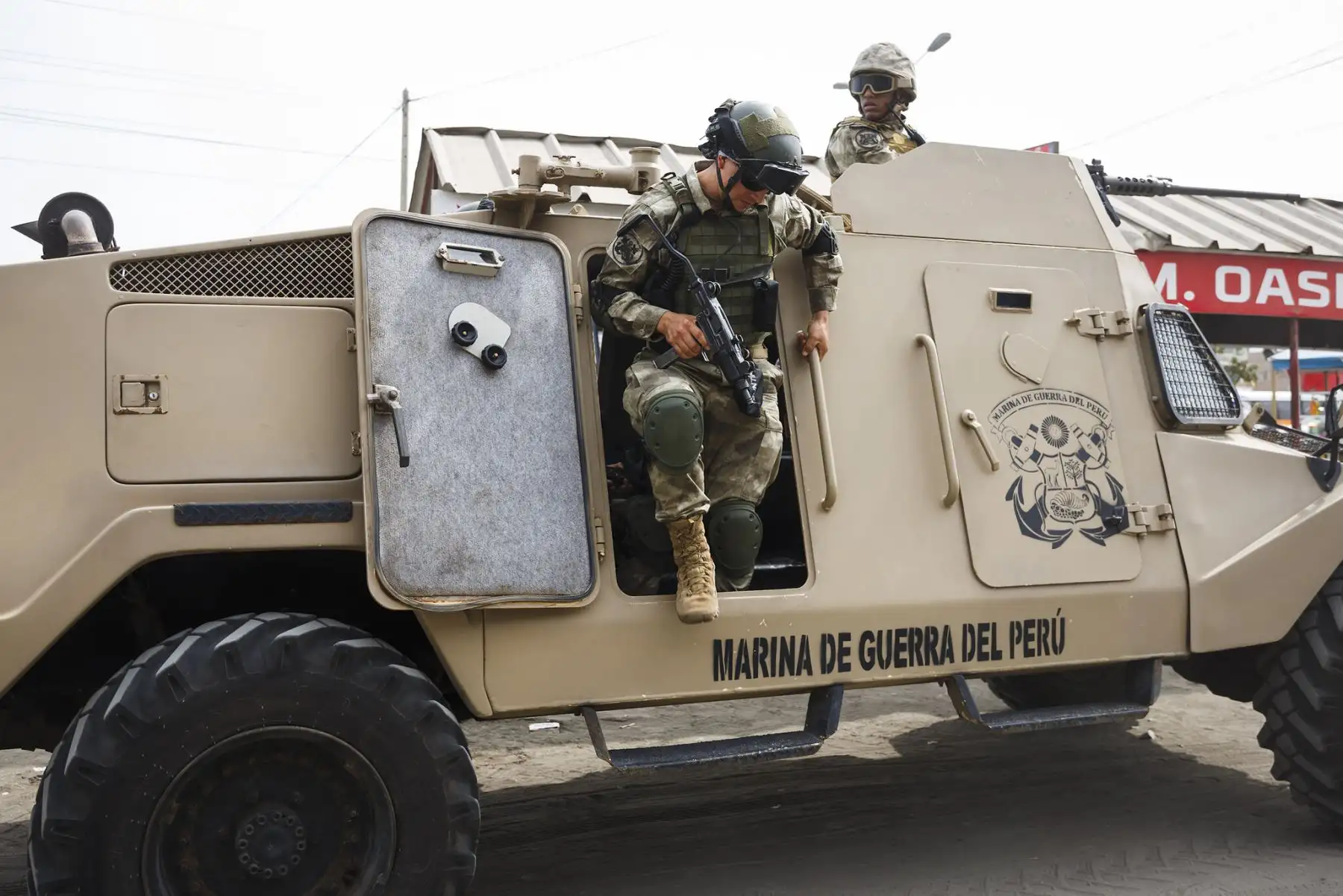 A pocas horas de la llegada del Año Nuevo, el Ministro de Defensa, Walter Astudillo Chávez, visitó las instalaciones de la Base de Infantería de Marina, en Ancón, para saludar al personal militar que contribuye a reforzar la seguridad ciudadana en apoyo a la Policía Nacional del Perú, en el marco del Estado de Emergencia.
Foto: Mindef