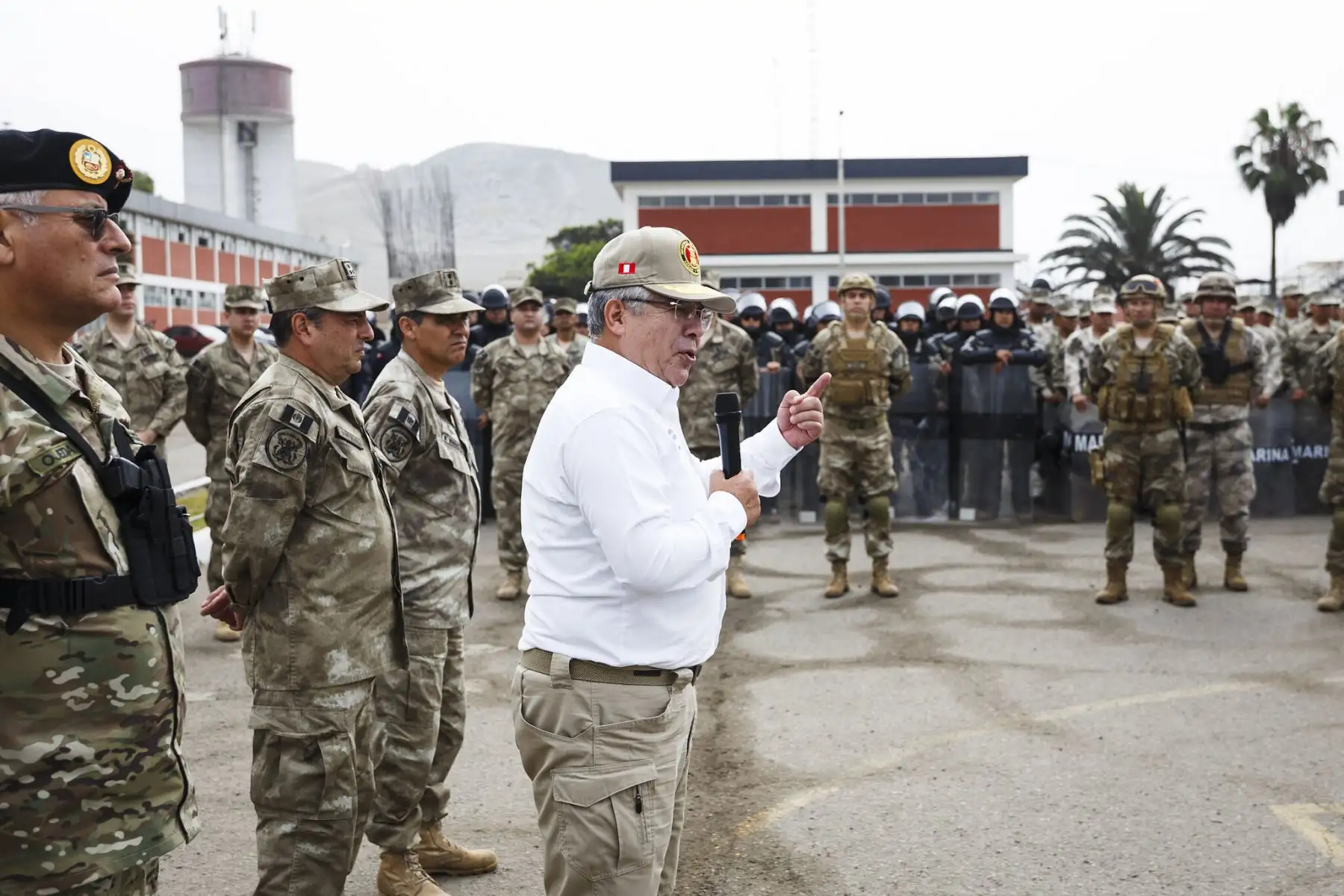 A pocas horas de la llegada del Año Nuevo, el Ministro de Defensa, Walter Astudillo Chávez, visitó las instalaciones de la Base de Infantería de Marina, en Ancón, para saludar al personal militar que contribuye a reforzar la seguridad ciudadana en apoyo a la Policía Nacional del Perú, en el marco del Estado de Emergencia.
Foto: Mindef