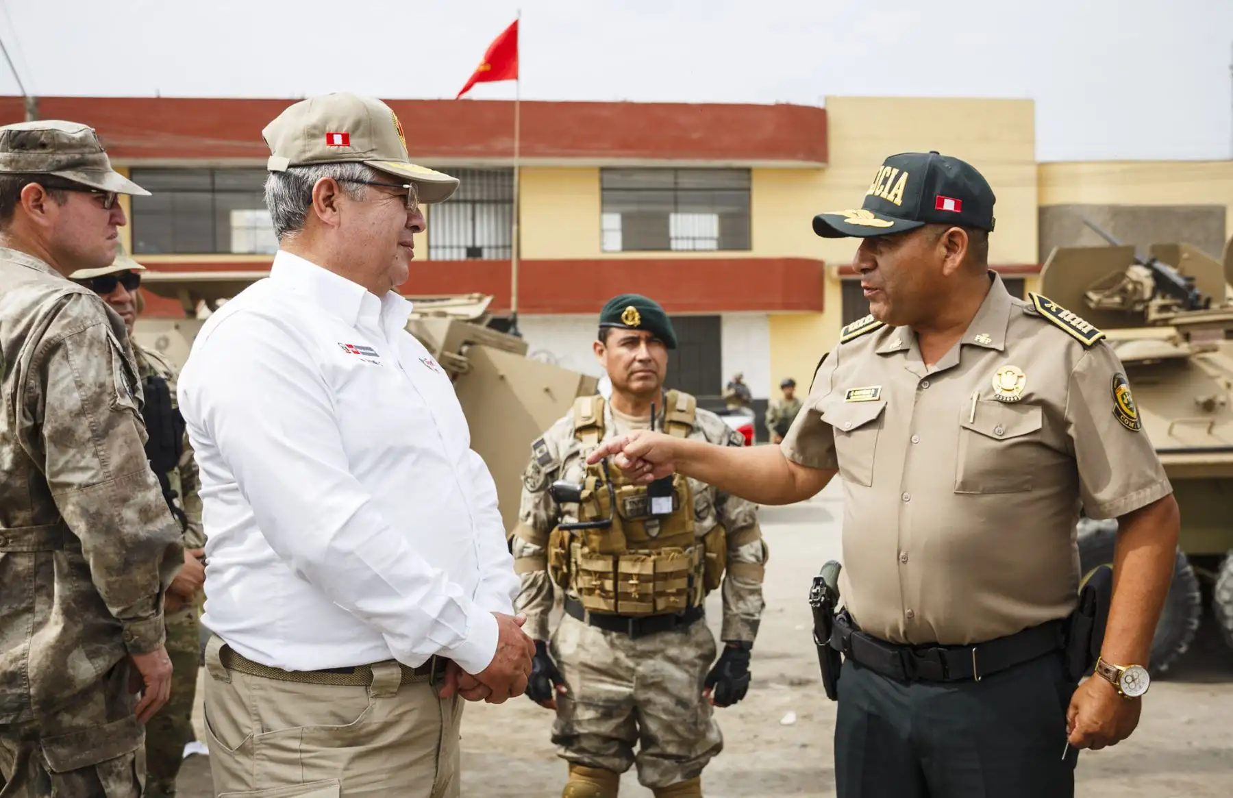 A pocas horas de la llegada del Año Nuevo, el Ministro de Defensa, Walter Astudillo Chávez, visitó las instalaciones de la Base de Infantería de Marina, en Ancón, para saludar al personal militar que contribuye a reforzar la seguridad ciudadana en apoyo a la Policía Nacional del Perú, en el marco del Estado de Emergencia.
Foto: Mindef