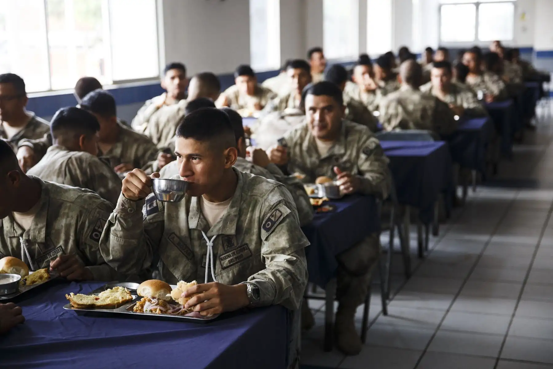 A pocas horas de la llegada del Año Nuevo, el Ministro de Defensa, Walter Astudillo Chávez, visitó las instalaciones de la Base de Infantería de Marina, en Ancón, para saludar al personal militar que contribuye a reforzar la seguridad ciudadana en apoyo a la Policía Nacional del Perú, en el marco del Estado de Emergencia.
Foto: Mindef