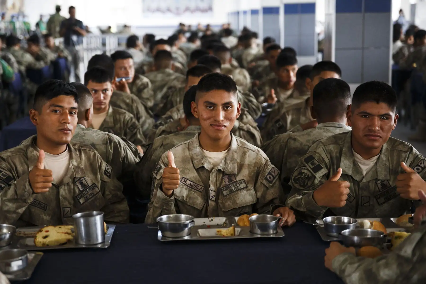 A pocas horas de la llegada del Año Nuevo, el Ministro de Defensa, Walter Astudillo Chávez, visitó las instalaciones de la Base de Infantería de Marina, en Ancón, para saludar al personal militar que contribuye a reforzar la seguridad ciudadana en apoyo a la Policía Nacional del Perú, en el marco del Estado de Emergencia.
Foto: Mindef