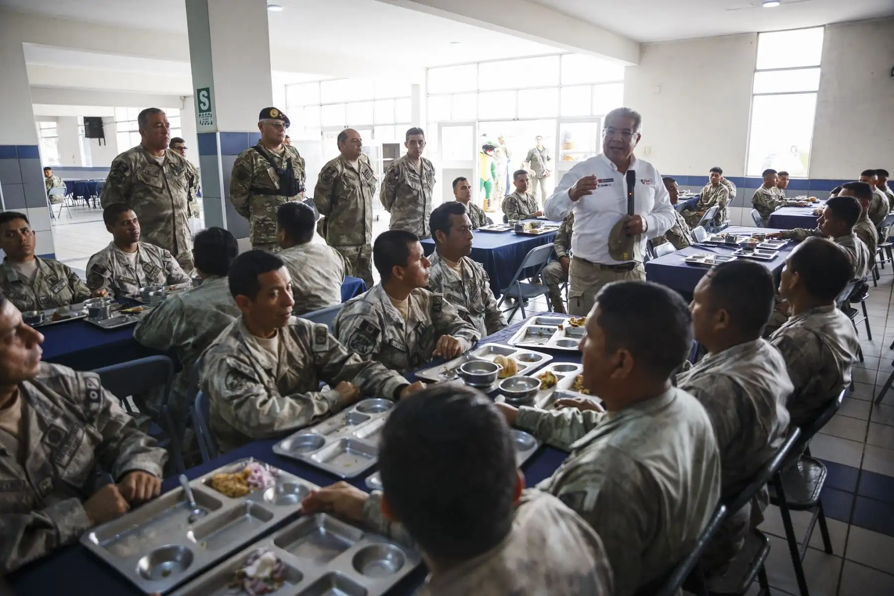 A pocas horas de la llegada del Año Nuevo, el Ministro de Defensa, Walter Astudillo Chávez, visitó las instalaciones de la Base de Infantería de Marina, en Ancón, para saludar al personal militar que contribuye a reforzar la seguridad ciudadana en apoyo a la Policía Nacional del Perú, en el marco del Estado de Emergencia.
Foto: Mindef