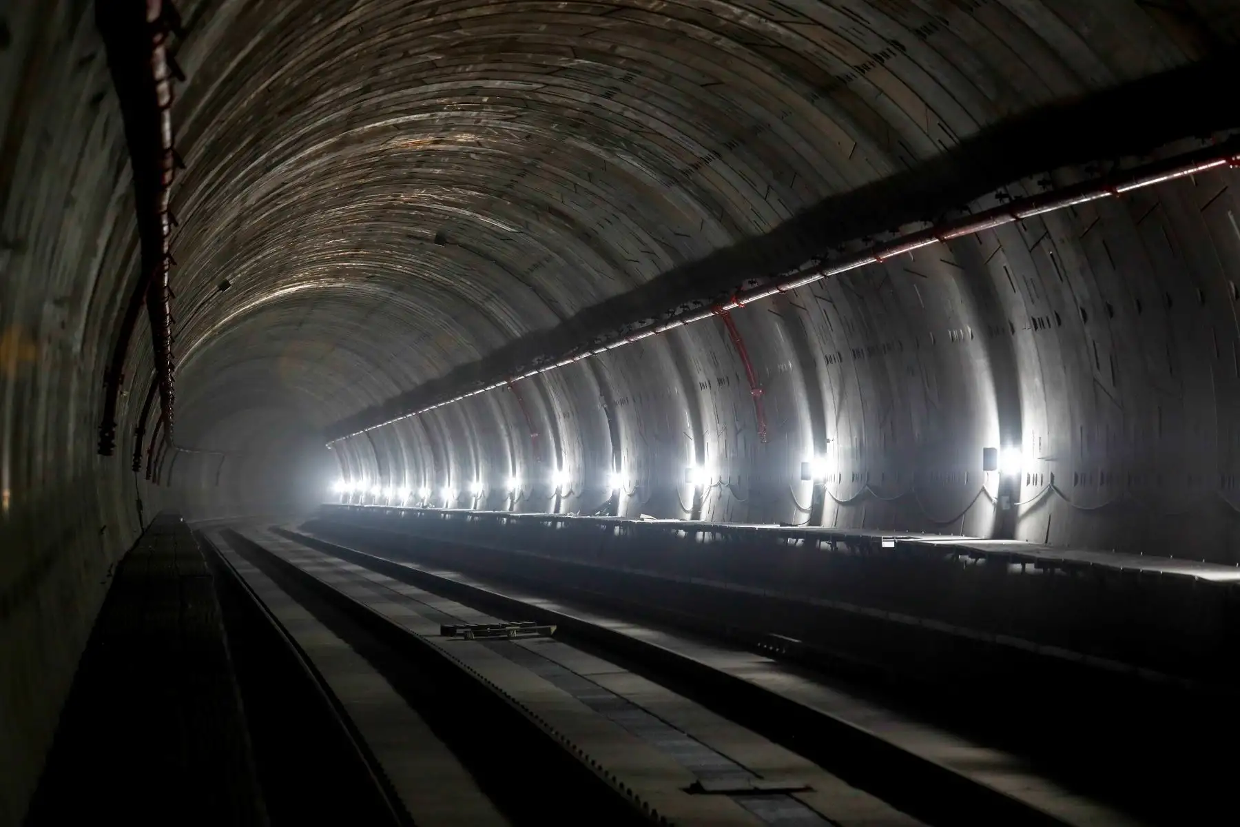 Según voceros de la empresa concesionaria, en setiembre de 2024 la estación Juan Pablo II de la Línea 2 del Metro de Lima y Callao logró un 98 % de avance en sus obras civiles, que comprende la construcción de estructuras y techos, la edificación de un vestíbulo y los espacios destinados al abordaje de los trenes. Foto: ANDINA/Daniel Bracamonte