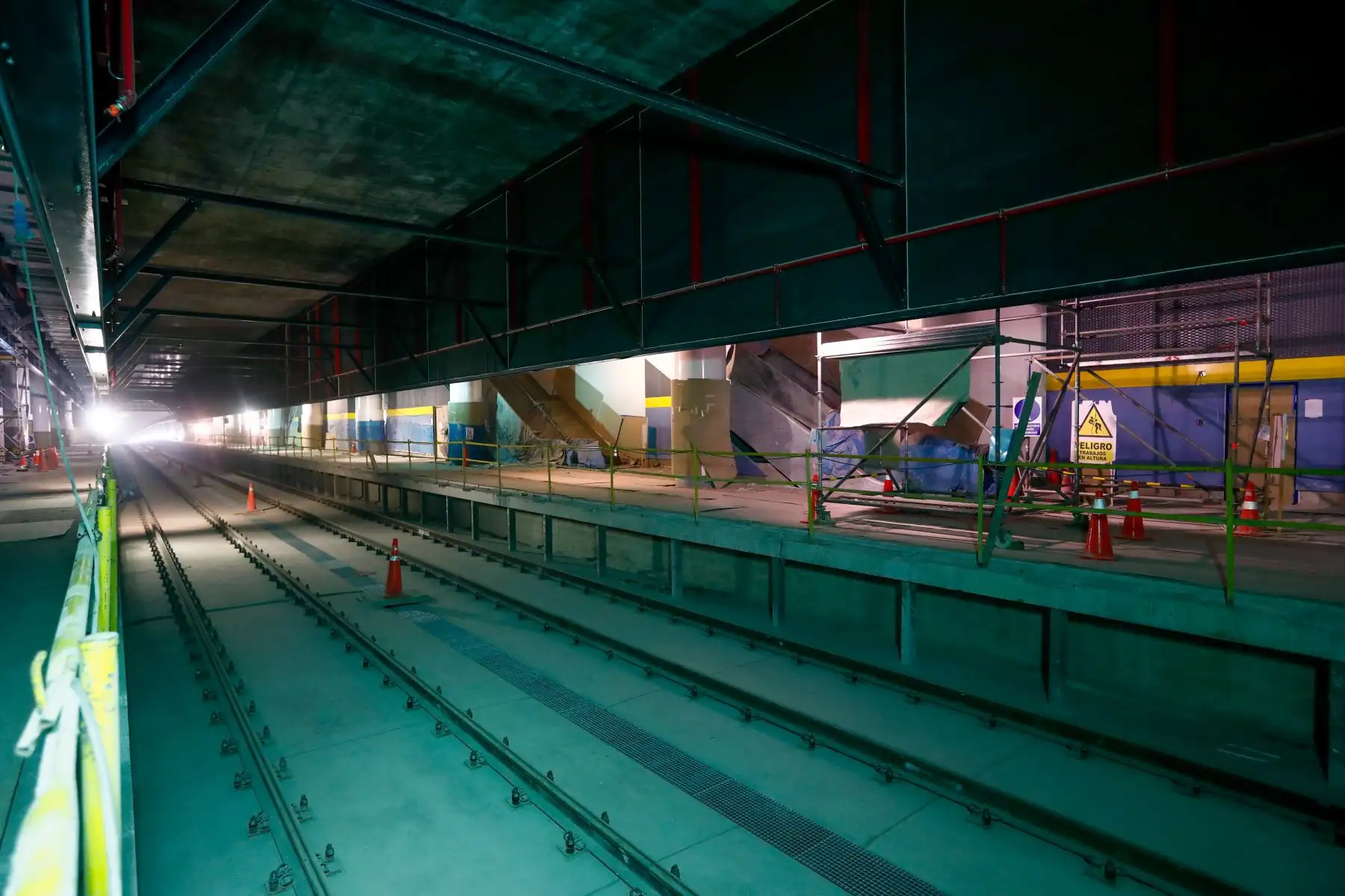 Según voceros de la empresa concesionaria, en setiembre de 2024 la estación Juan Pablo II de la Línea 2 del Metro de Lima y Callao logró un 98 % de avance en sus obras civiles, que comprende la construcción de estructuras y techos, la edificación de un vestíbulo y los espacios destinados al abordaje de los trenes. Foto: ANDINA/Daniel Bracamonte