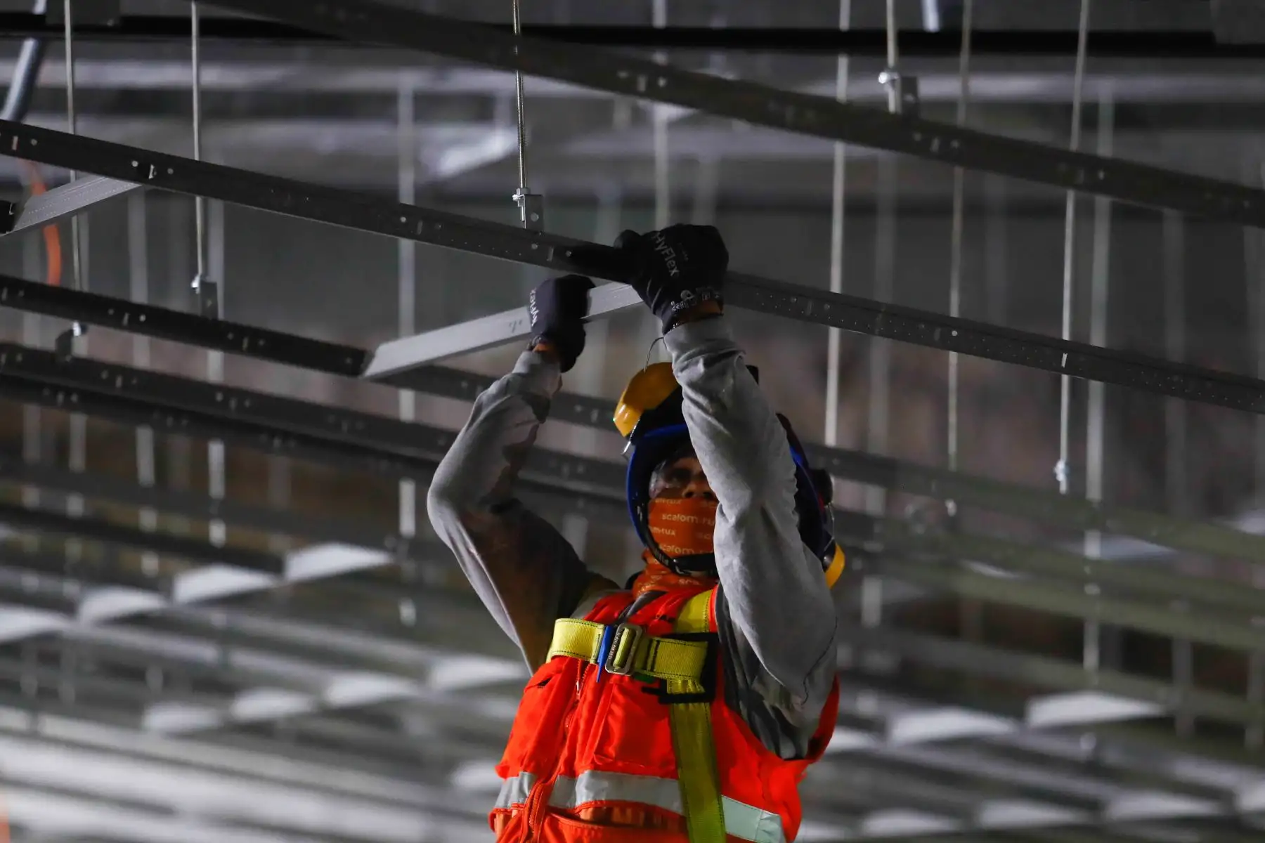 A 25 metros bajo tierra, obreros trabajan en las obras de construcción de la estación Juan Pablo II de la Línea 2 del Metro de Lima y Callao, en el distrito de Bellavista, en el Callao, el cual ya presenta un avance del 80% en su etapa de arquitectura. Foto: ANDINA/Daniel Bracamonte