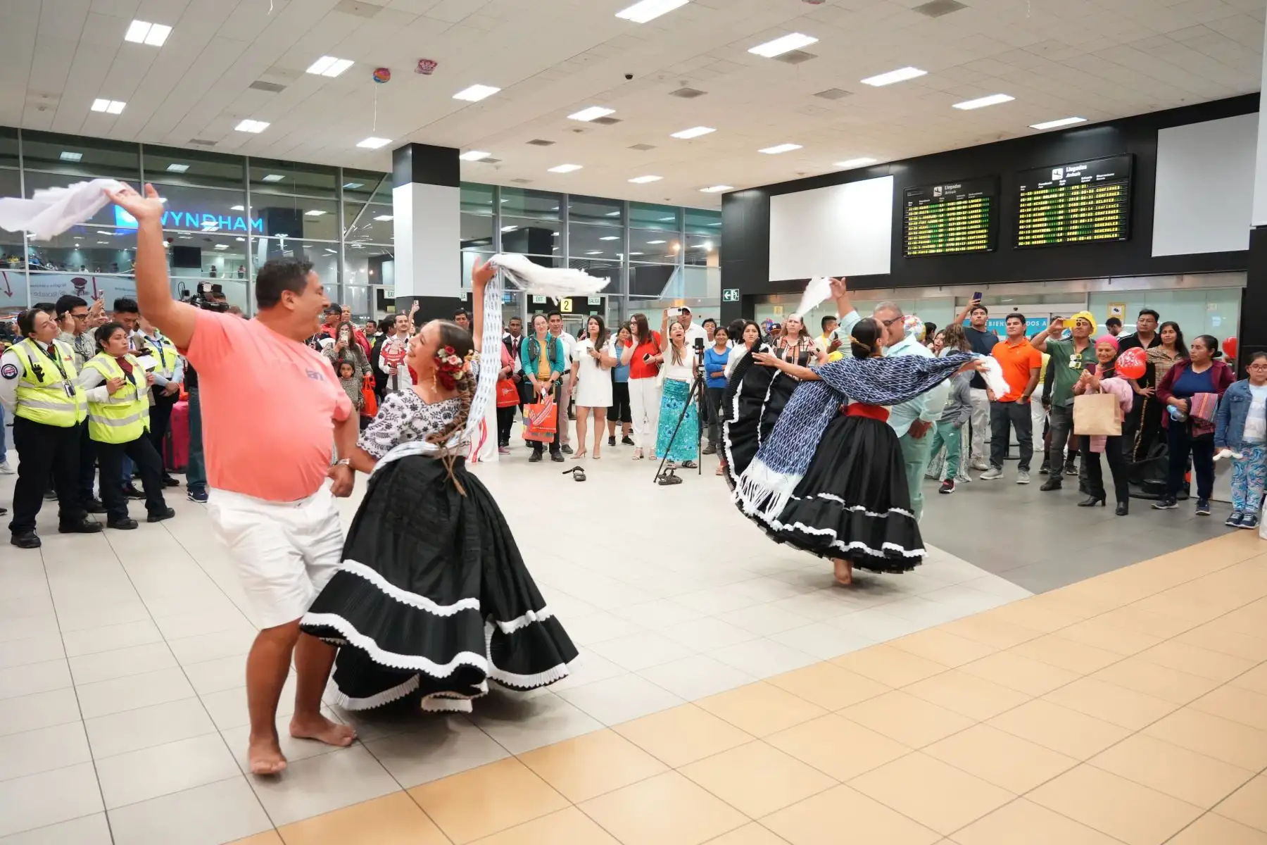 La actividad fue presidida por la ministra de Comercio Exterior y Turismo, Desilú León Chempén, y contó con música nacional y bailes folclóricos para alegría de los turistas y asistentes al primer terminal aéreo del Perú.
Foto: Mincetur