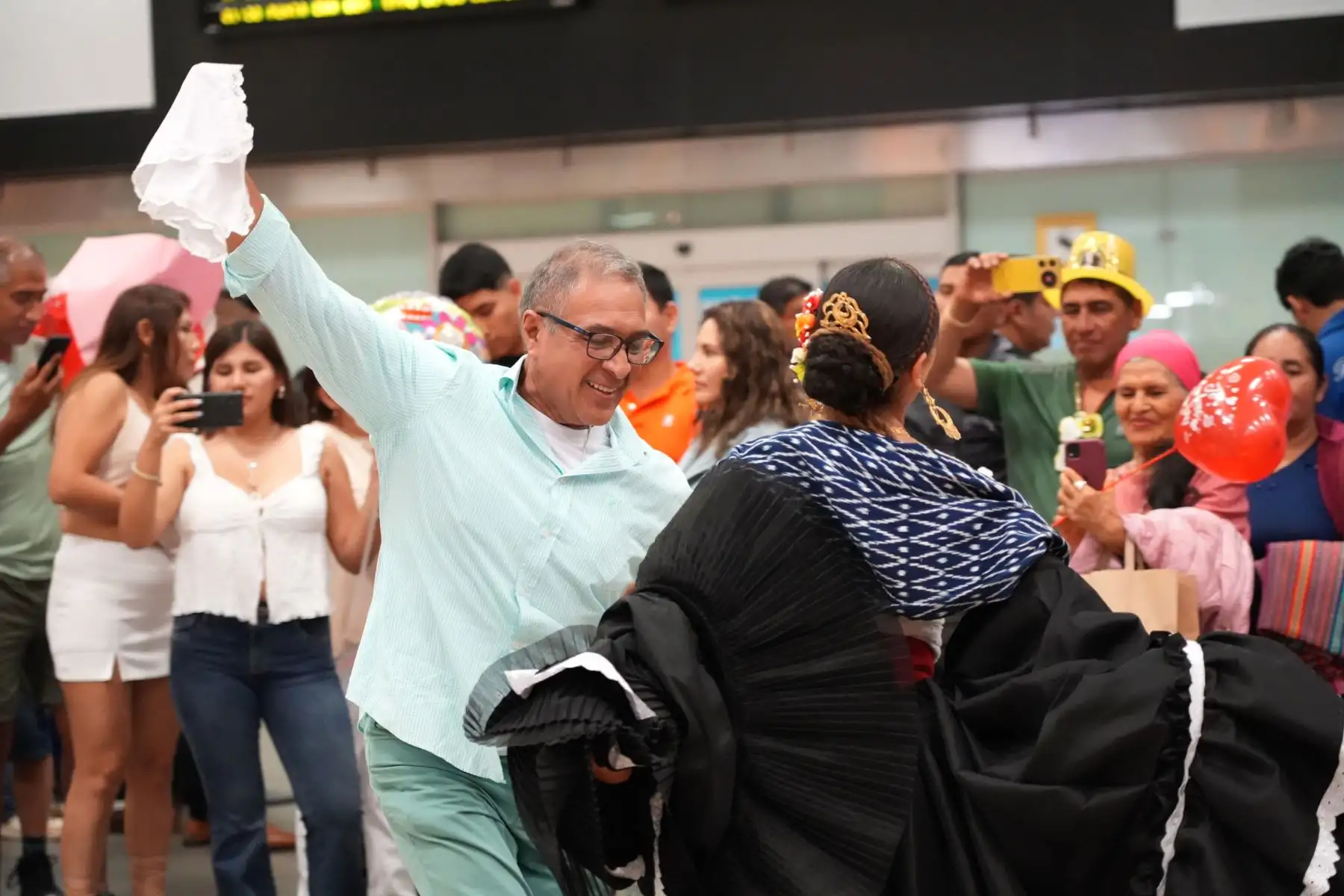 La actividad fue presidida por la ministra de Comercio Exterior y Turismo, Desilú León Chempén, y contó con música nacional y bailes folclóricos para alegría de los turistas y asistentes al primer terminal aéreo del Perú.
Foto: Mincetur