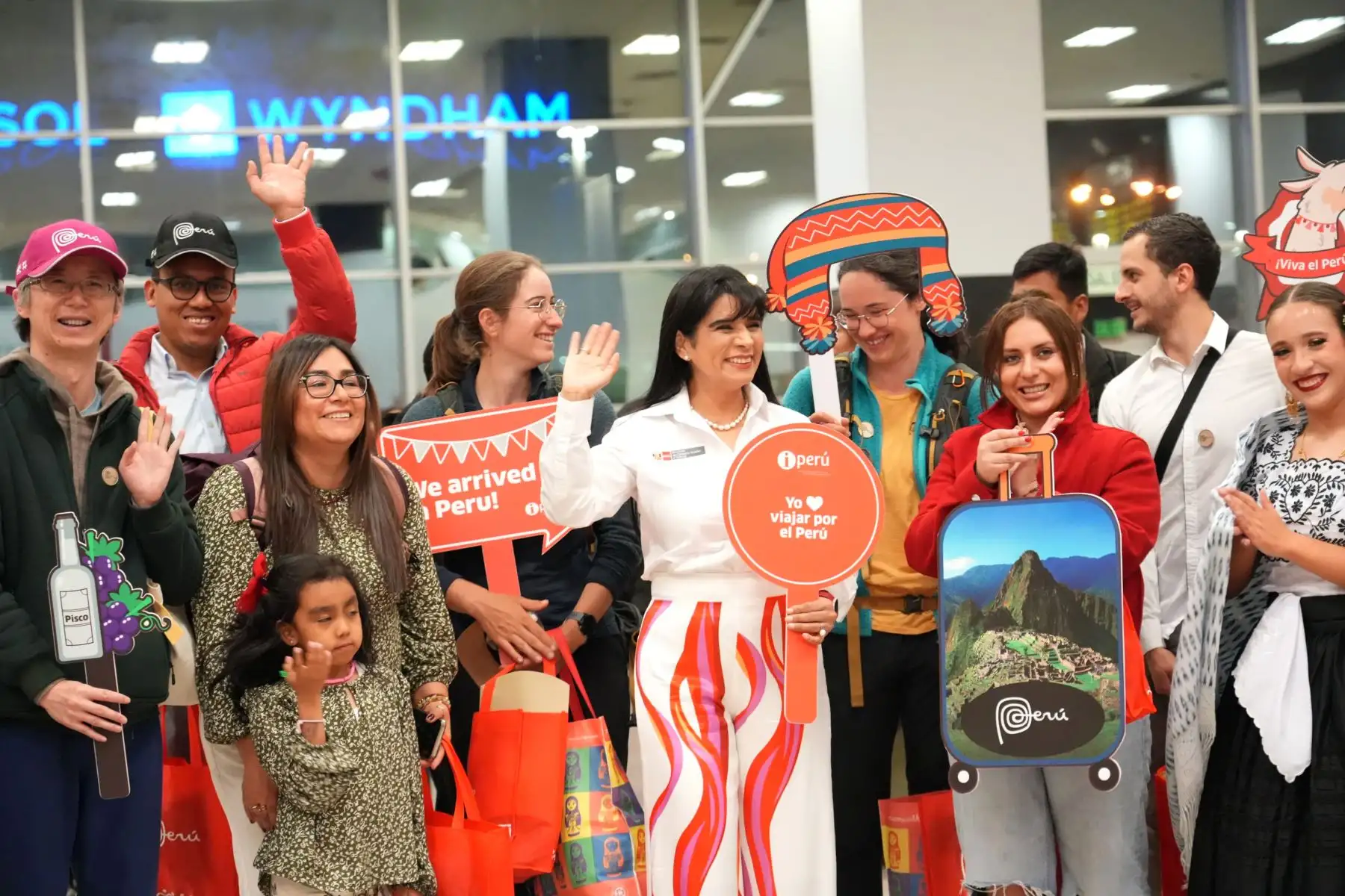 La actividad fue presidida por la ministra de Comercio Exterior y Turismo, Desilú León Chempén, y contó con música nacional y bailes folclóricos para alegría de los turistas y asistentes al primer terminal aéreo del Perú.
Foto: Mincetur