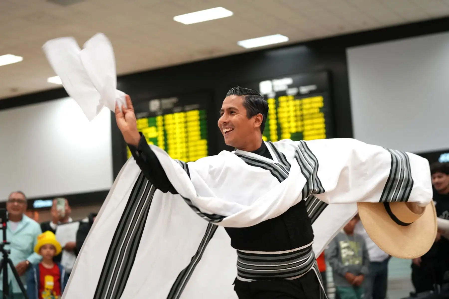 La actividad fue presidida por la ministra de Comercio Exterior y Turismo, Desilú León Chempén, y contó con música nacional y bailes folclóricos para alegría de los turistas y asistentes al primer terminal aéreo del Perú.
Foto: Mincetur