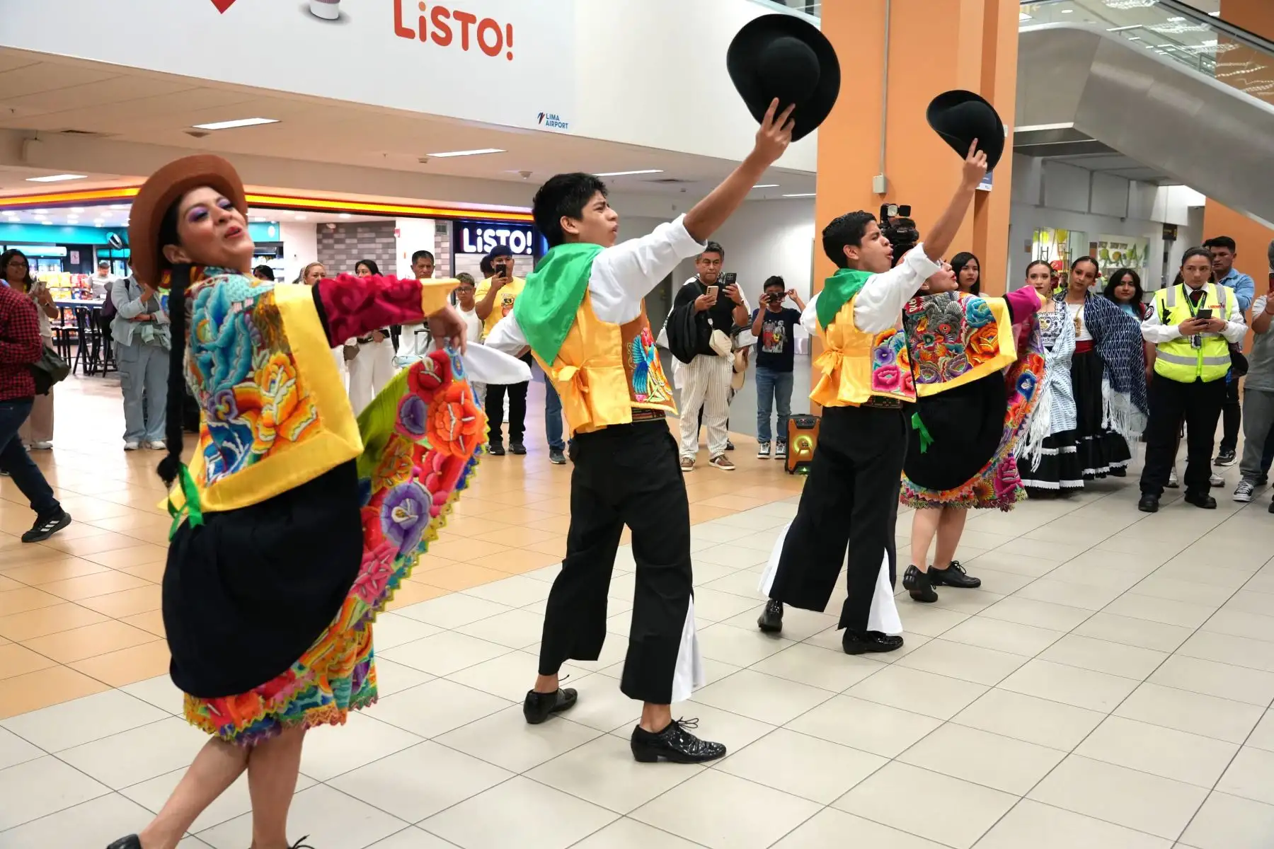 Como se recuerda, el Mincetur viene desplegando una serie de acciones para impulsar el turismo receptivo en el país. Además, para incrementar los viajes internos, viene promoviendo la campaña “Tu mejor cábala es viajar y reactivar”, donde invita al público peruano a visitar los distintos rincones del Perú durante las fiestas de fin de año.
Foto: Mincetur