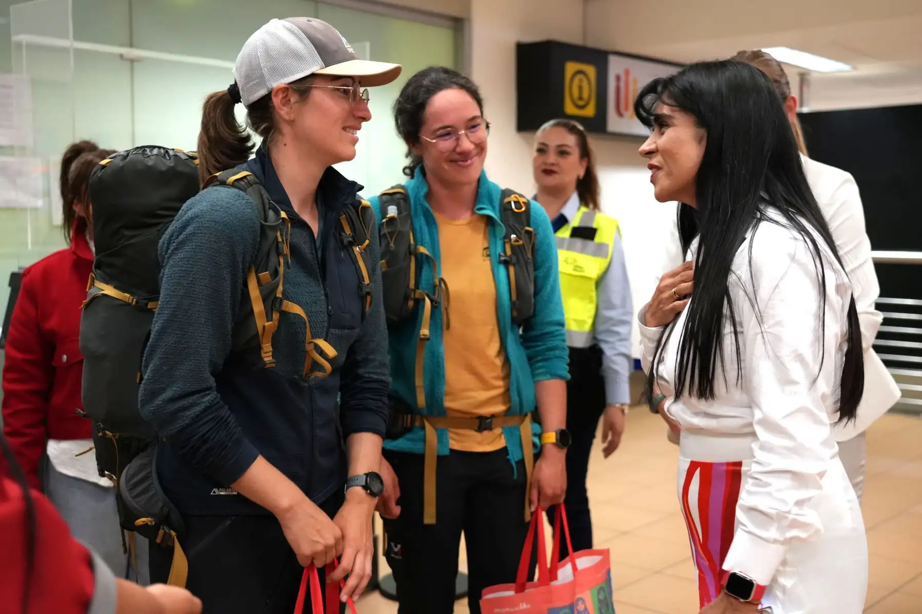 La actividad fue presidida por la ministra de Comercio Exterior y Turismo, Desilú León Chempén, y contó con música nacional y bailes folclóricos para alegría de los turistas y asistentes al primer terminal aéreo del Perú.
Foto: Mincetur