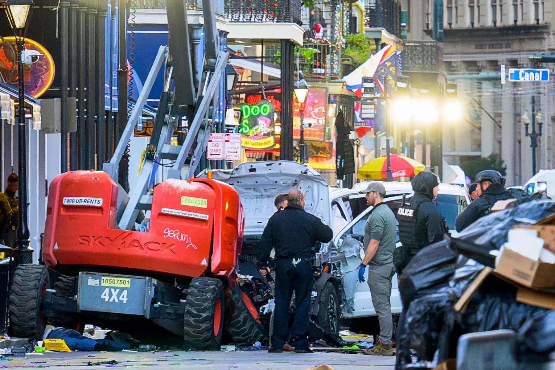 Al menos 10 personas murieron y 30 resultaron heridas el miércoles cuando un vehículo atropelló durante la noche a una multitud de Año Nuevo en el corazón del próspero distrito turístico de Nueva Orleans, dijeron las autoridades de la ciudad del sur de Estados Unidos. Foto: AFP