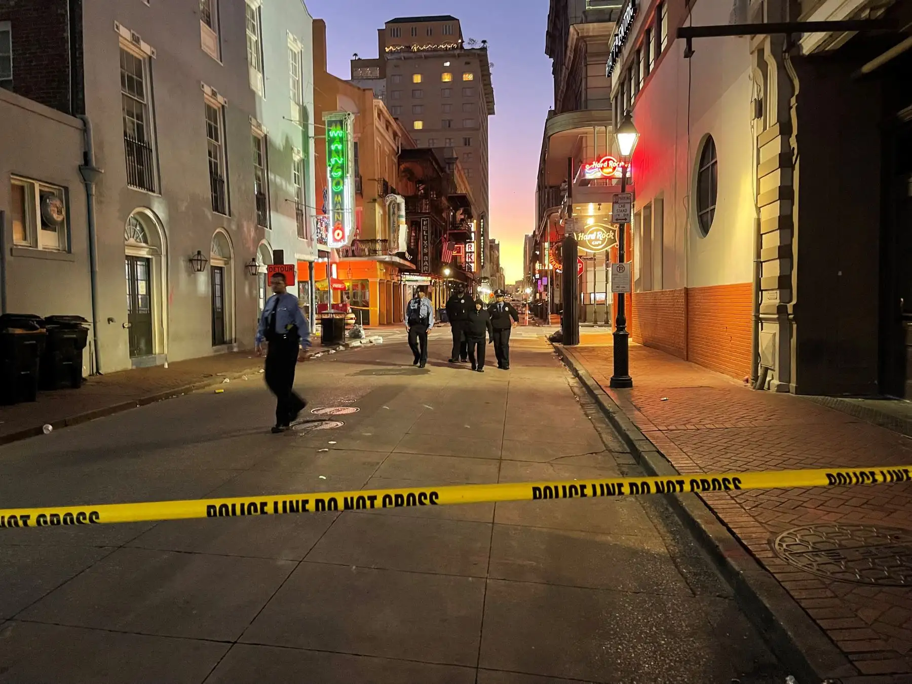 La policía acordona el área alrededor del lugar del ataque nocturno en el Barrio Francés de Nueva Orleans, Luisiana. AFP