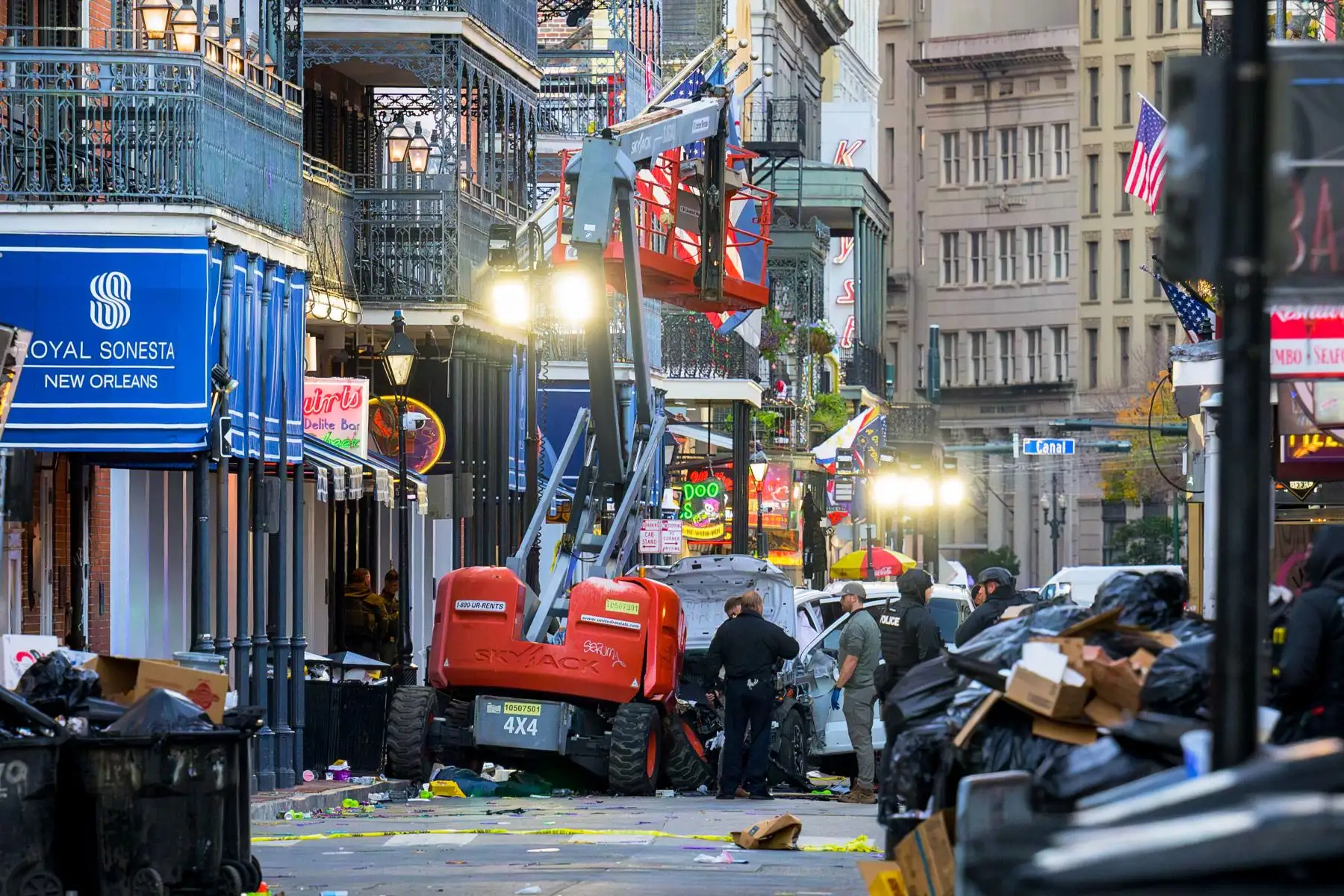 Los investigadores de la policía rodean un camión blanco que se estrelló contra un ascensor de trabajo en el Barrio Francés de Nueva Orleans, Luisiana. AFP
