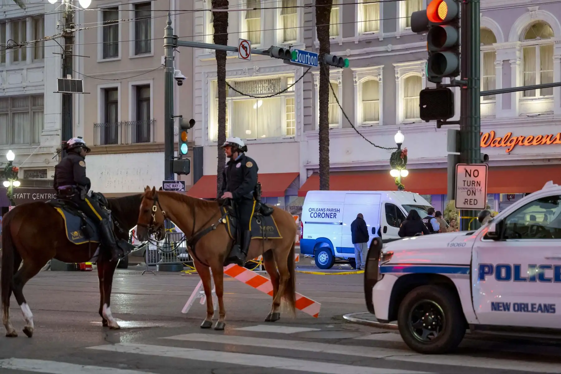 La policía acordona la intersección de Canal Street y Bourbon Street en el Barrio Francés de Nueva Orleans, Luisiana. AFP