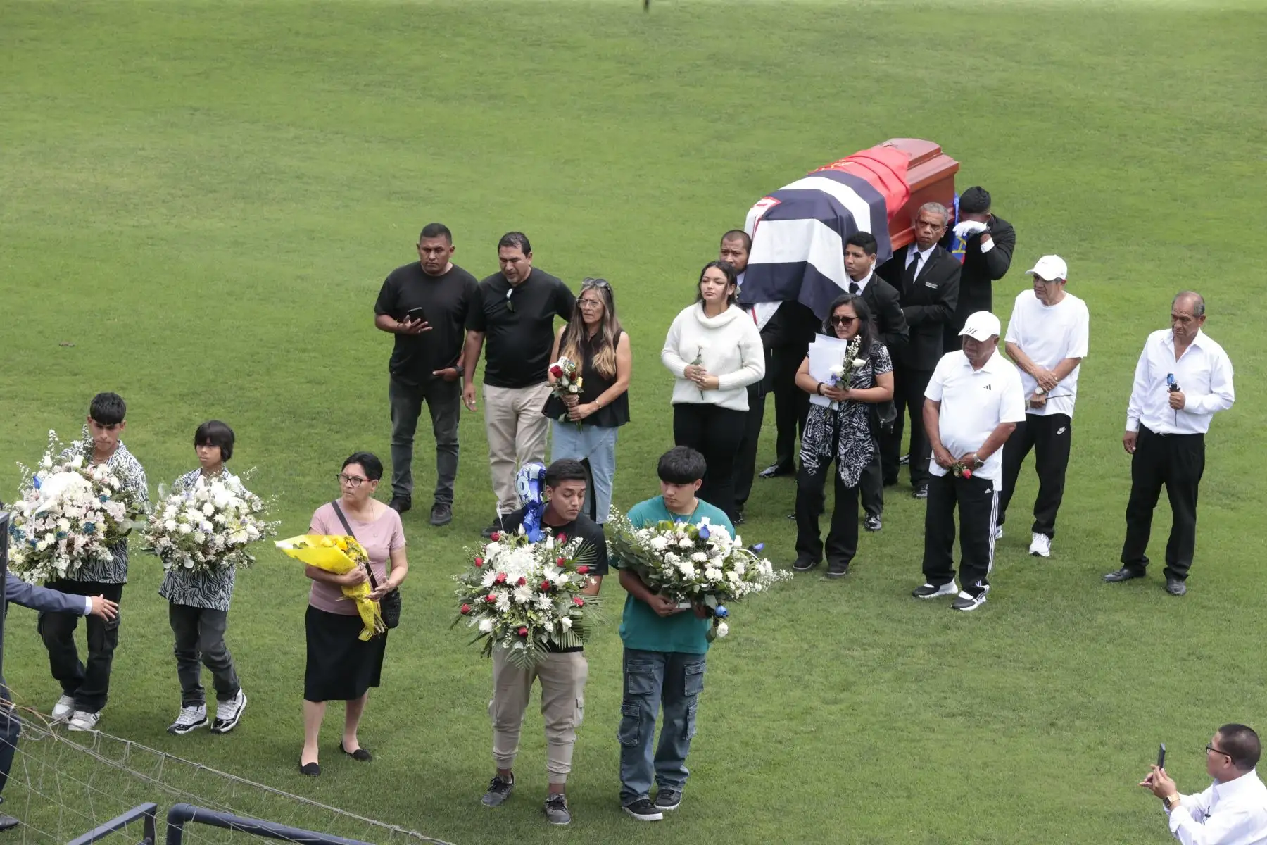 Club Alianza Lima le rinde homenaje a uno de sus jugadores más ilustres, el Cholo Sotil, con un ultimo recorrido por la cancha de juegos del estadio Alejandro Villanueva. Foto: ANDINA/Vidal Tarqui