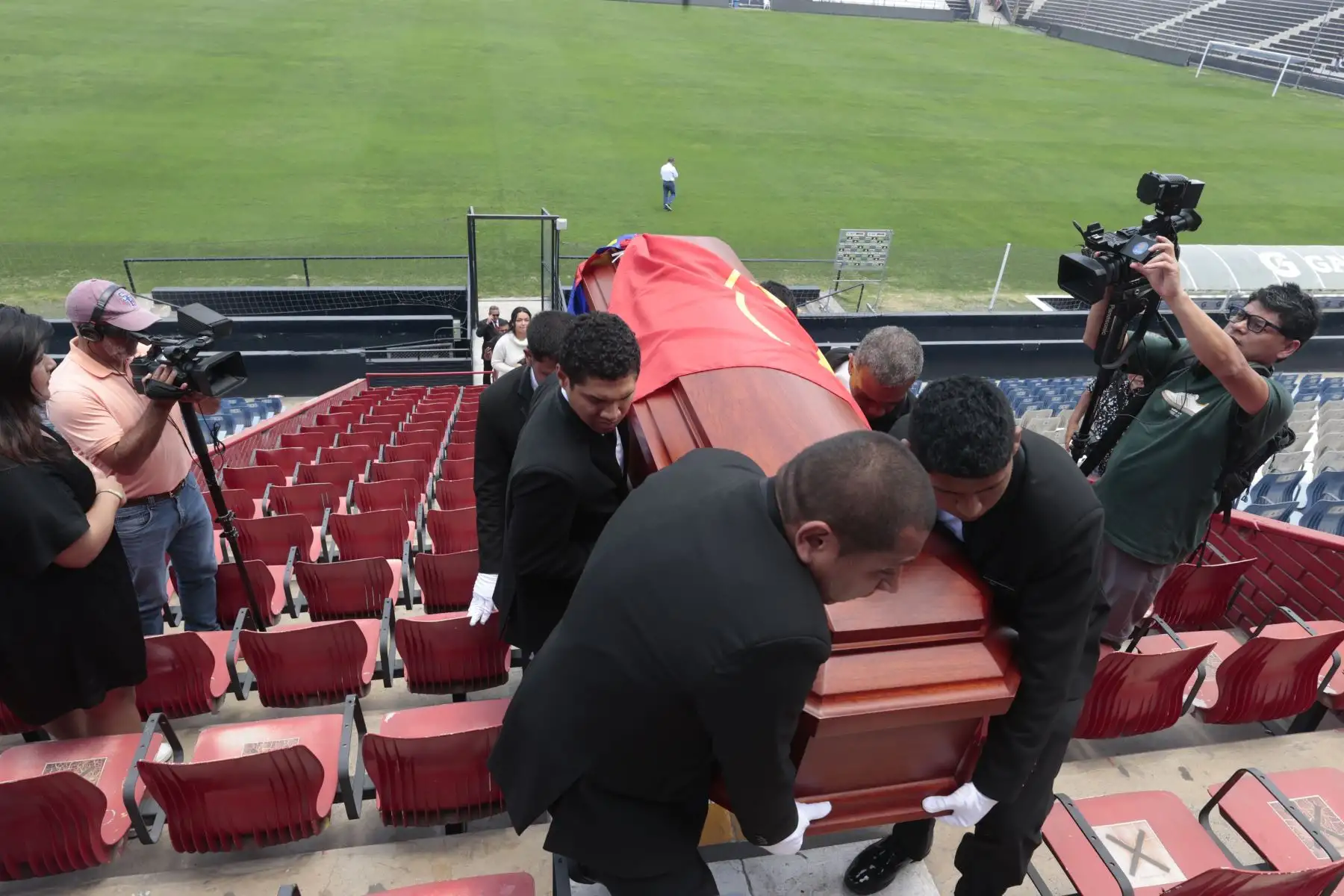 Familia e hinchas le dan el último adios al Cholo Sotil. Foto: ANDINA/Vidal Tarqui