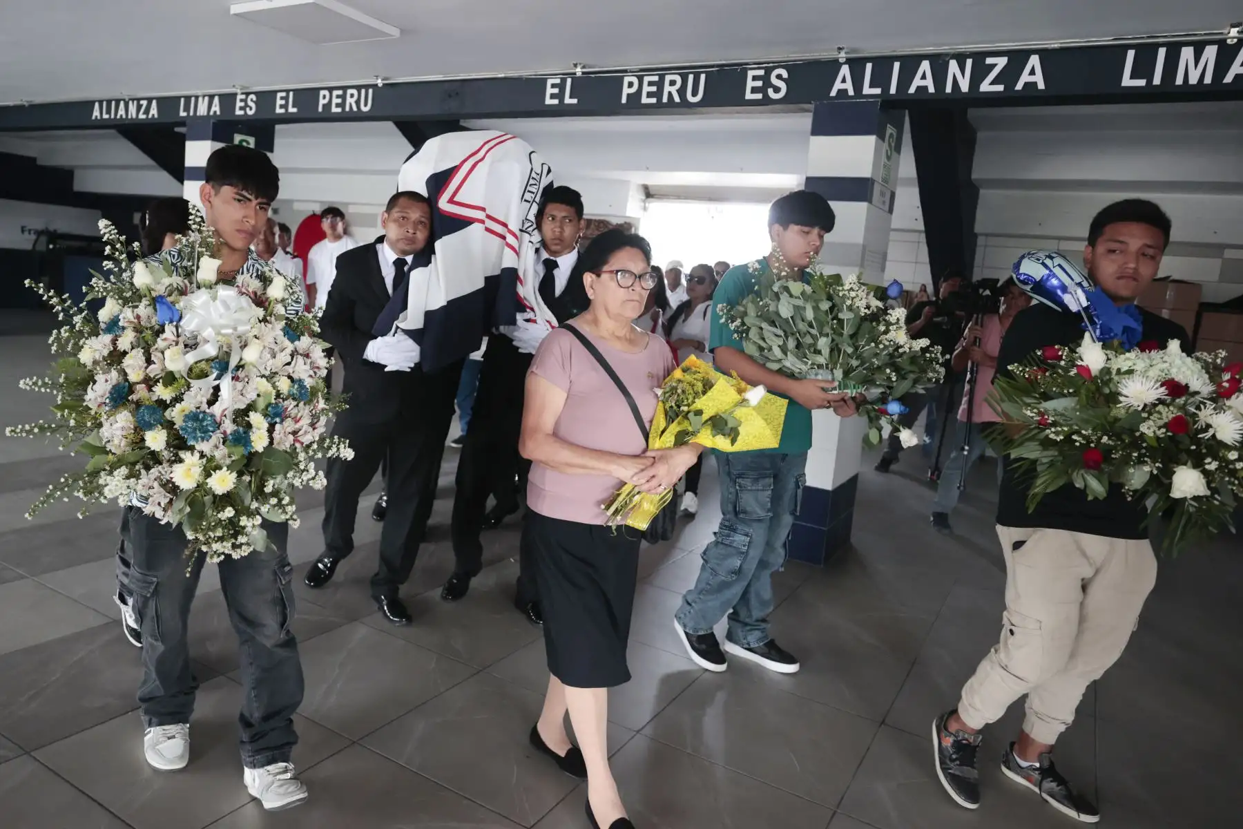 Familia e hinchas le dan el último adios al Cholo Sotil. Foto: ANDINA/Vidal Tarqui
