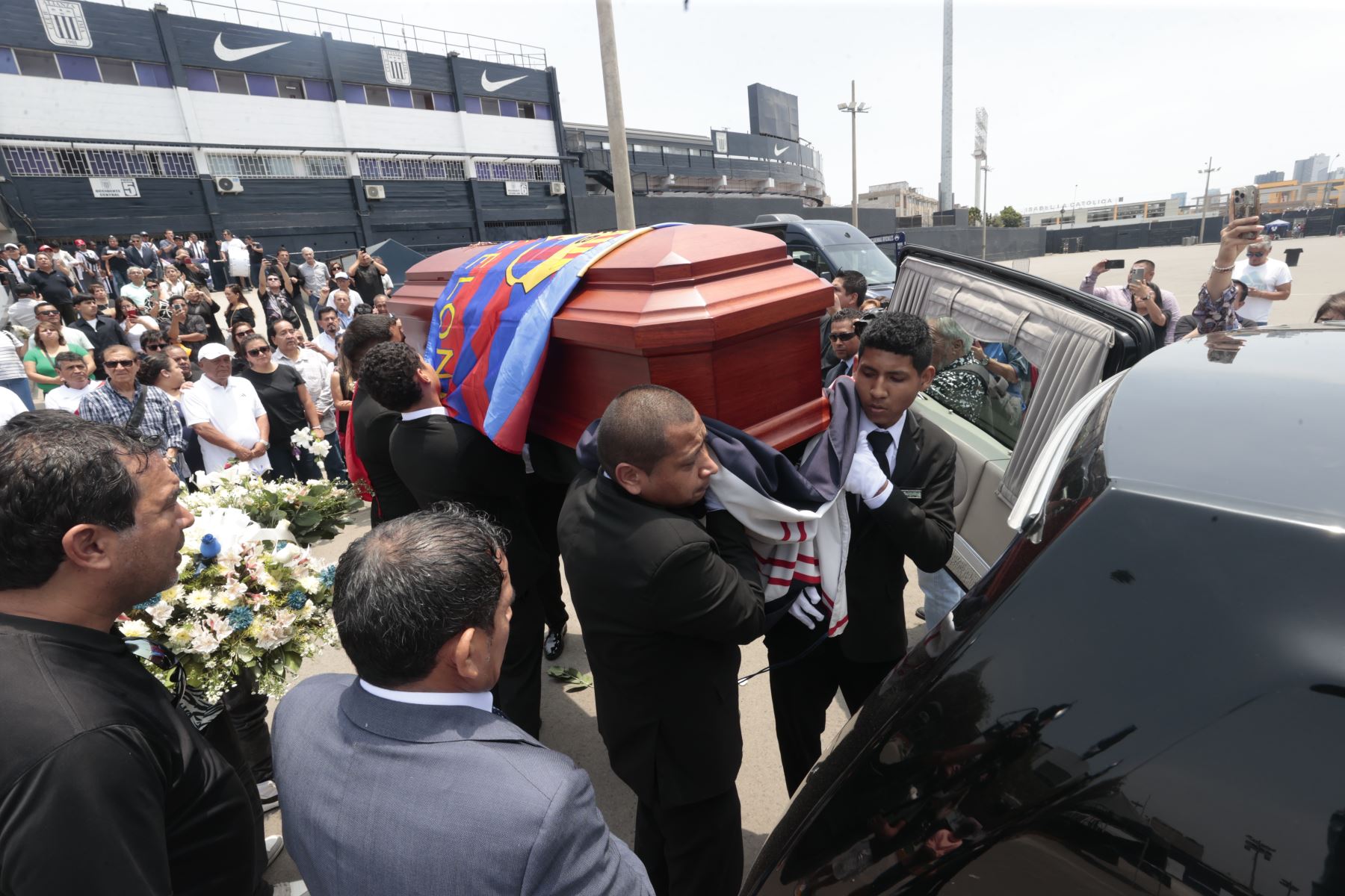 Familia e hinchas le dan el último adios a Hugo Sotil en Campo Fe de Huachipa. Foto: ANDINA/Vidal Tarqui