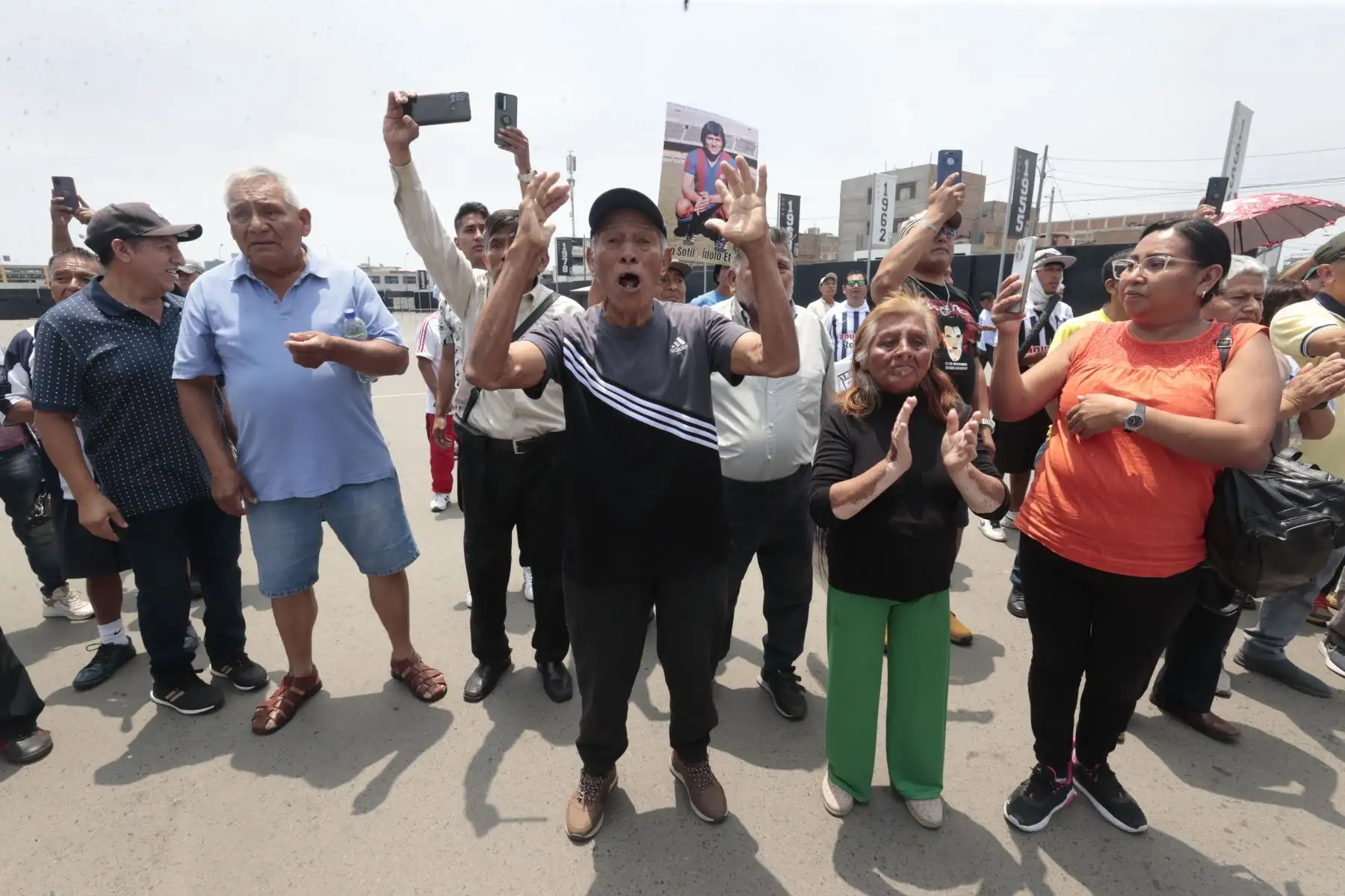 Familia e hinchas le dan el último adios al Cholo Sotil. Foto: ANDINA/Vidal Tarqui