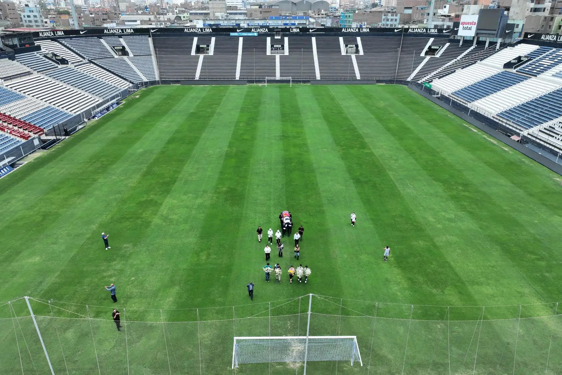 Club Alianza Lima le rinde homenaje a uno de sus jugadores más ilustres, el Cholo Sotil, con un ultimo recorrido por la cancha de juegos del estadio Alejandro Villanueva. Foto: ANDINA/Braian Reyna
