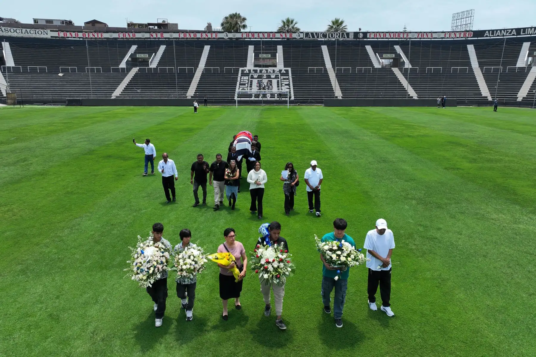 Club Alianza Lima le rinde homenaje a uno de sus jugadores más ilustres, el Cholo Sotil, con un ultimo recorrido por la cancha de juegos del estadio Alejandro Villanueva. Foto: ANDINA/Braian Reyna