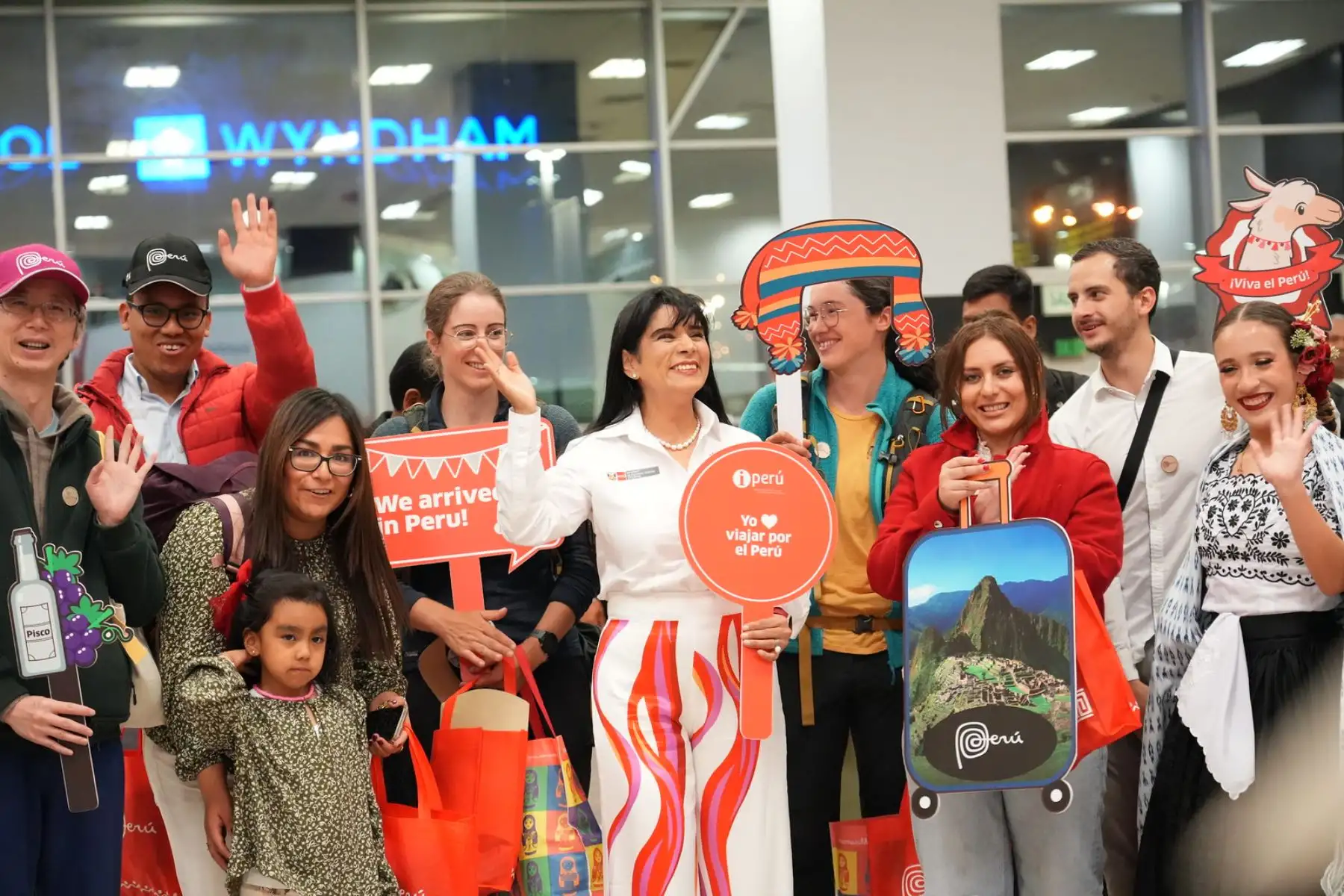 Ministra de Comercio Exterior y Turismo da la bienvenida a las primeras turistas extranjeras del 2025. Foto: ANDINA/Mincetur.