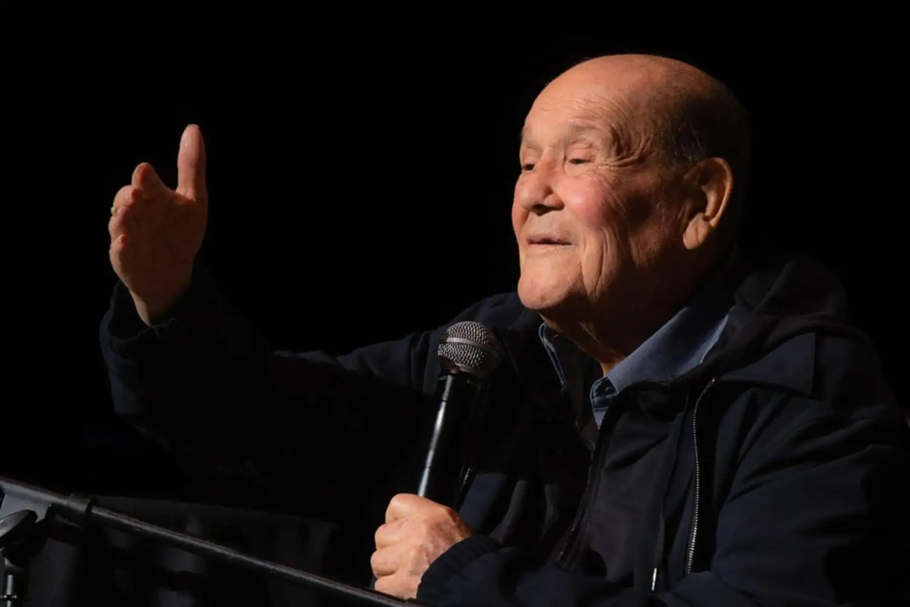 El cantante Leo Dan reconocido por sus innumerables éxitos musicales falleció hoy a los 82 años.