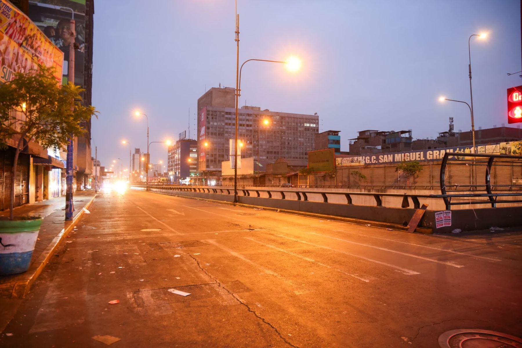 Más de 100 operarios intervinieron y limpiaron las principales vías del distrito de La Victoria. Foto: Difusión