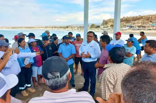 El ministro Sergio González (Produce) entregó ayuda humanitaria a pescadores de Tumbes y Piura. Foto: PRODUCE/Difusión.